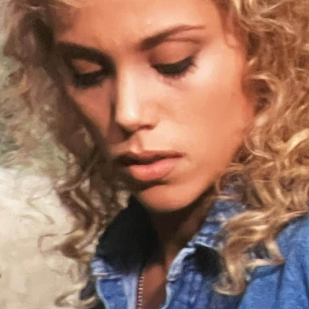 エリザベス・バークレーのインスタグラム：「A rare, quiet #Nomi moment 🎥🌟#goddess」