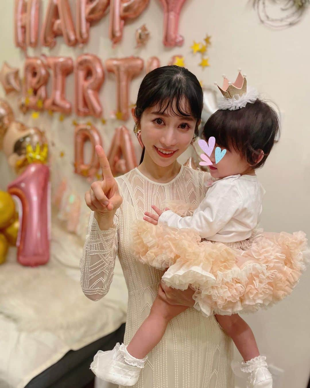 名越涼子さんのインスタグラム写真 - (名越涼子Instagram)「2.22  娘、1歳のお誕生日🐱🐱🐱🎉  去年の初め頃はまだお腹の中にいたのに、 今はこうして抱っこしているのが とてつもなく不思議で、とてつもなく嬉しい。  48センチで生まれた娘も73センチ。 （身長の伸び方すごいな赤ちゃん） 最近はマラカスとおままごととお歌に夢中で 音楽がなるとかわいく縦揺れしてきゅん。むしろぎゅん。  私たちをパパとママにしてくれて ありがとうね。 ここを選んでくれてありがとうね。 健康でいてくれてありがとうね。  君が手紙を読めるころ、 パパとママからのカードを見て どんなことを感じてくれるんだろうか。  きっと両親も、 私の誕生日はこんな気持ちだったんだろうなぁ。 じんわり、じわじわ。あったかいなぁ。  好奇心旺盛こえてもはやわんぱくガール、 この一年も自由にのびのびと 爆速で成長していってくれぃ💨  いつの間にか娘のタンスが @panpantutu だらけ。 このふりっふりスカート、ようやく着られて嬉しい。 そしてやっぱり可愛くて可愛くて悩殺されますた。  一一一一一一一一一一一一一一一 #1歳#お誕生日#女の子ベビー #2022222生まれ#2022年ベビー  #女の子ママ#baby#母と娘 #親バカ部#親バカ #お誕生日会#ワーママ #ワーママの日常」2月24日 1時46分 - nagoshi_ryo