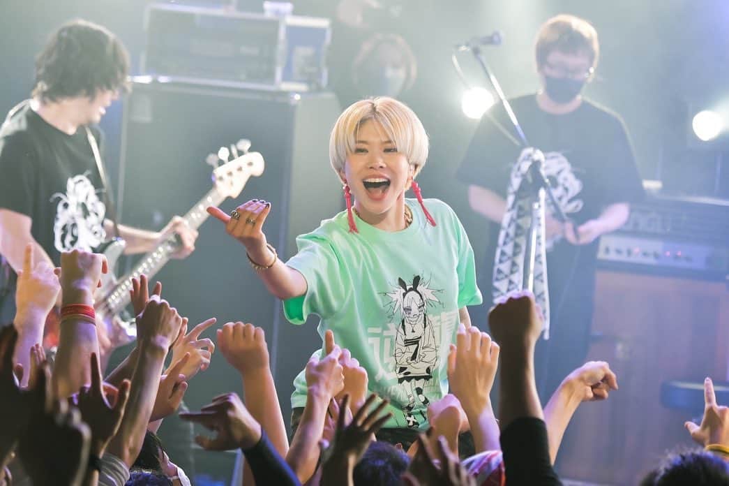 ichigoさんのインスタグラム写真 - (ichigoInstagram)「岸田教団のぎゃくしゅう2023 ～味方にすると頼りなく敵に回すと鬱陶しい～  ツアー初日、大阪でした。  本当に切望していた 声出し解禁になって初めてのライブ、うれしくてうれしくて、涙を我慢できなかったよー。  またみんなといっしょに歌えて幸せだったよー。  次は名古屋！ 逆襲するからな！  チケットまだもう少しあるっぽいので、来ちゃえばいいよ！！  来た人しかわからない暗号 #鉄人40号  hair make @hairmakechelsea  styling @kakkutomo  photo @hysmaco」2月24日 1時47分 - ichiringo