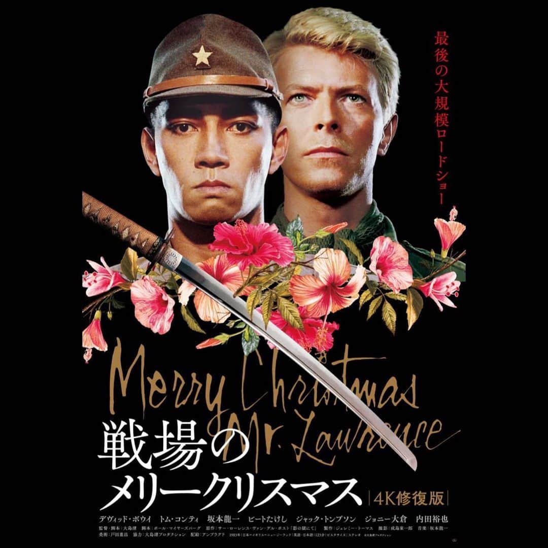 今村沙緒里のインスタグラム：「映画館にて 戦場のメリークリスマスを！  圧倒的なデヴィッド・ボウイの美しさ。 坂本龍一の音楽の力。ビートたけしの狂気。 存在感。画力。音楽。問うこと。  戦争の恐ろしさ、愚かさ、理不尽さ。 ウクライナへの侵攻から1年。 今ふたたび見るべき映画だと思います。  そして、国や人種、文化が違えど、 どんな状況でも、 人は人に魅力を感じ、心動かされる。  人生の素晴らしさも教えてくれます。 大島渚監督のエネルギーに感動しました。 余韻.. 映画館で観れてよかった🎬  #戦場のメリークリスマス #davidbowie #大島渚 #坂本龍一 #ビートたけし #美学」