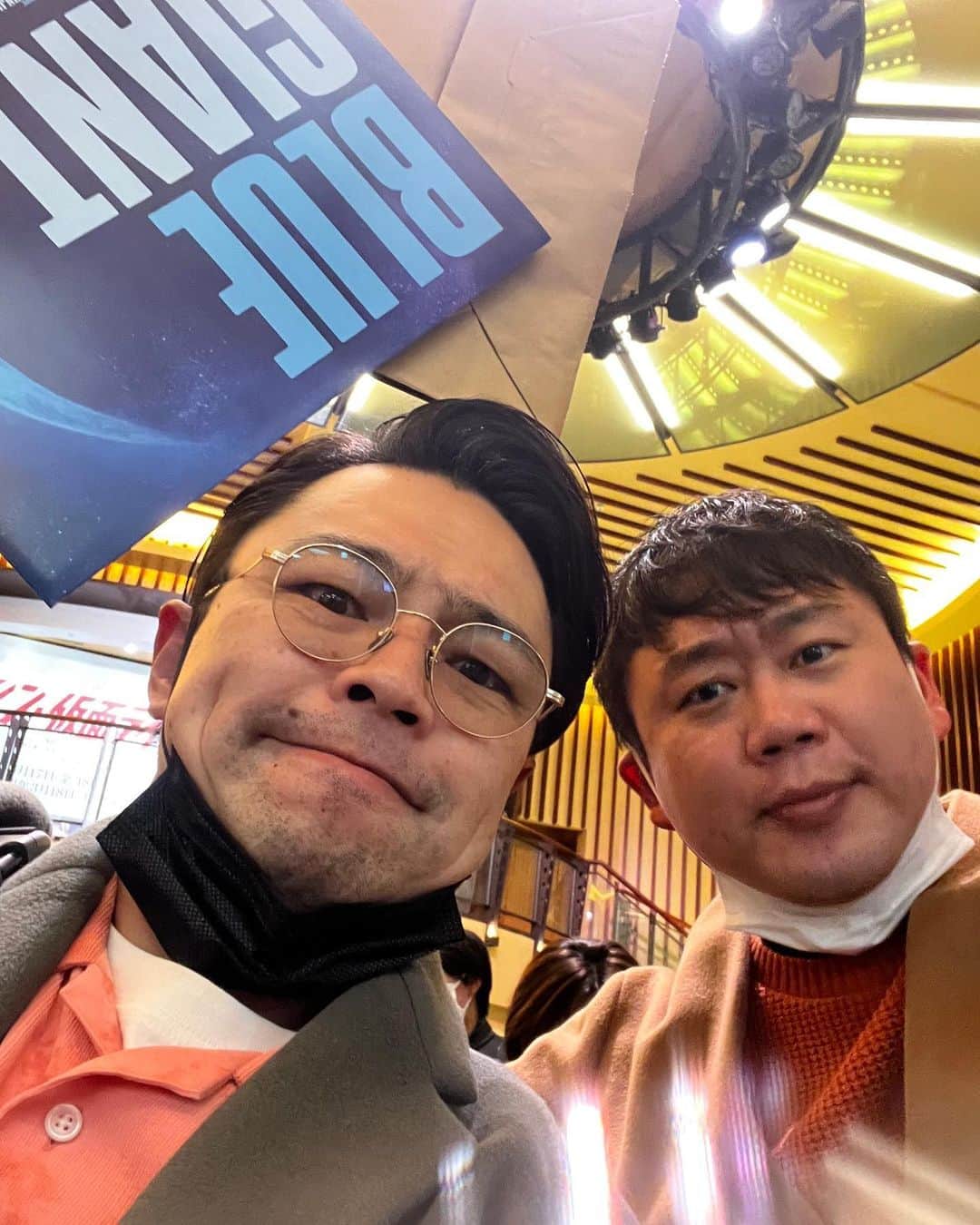 のインスタグラム：「#BLUEGIANT を観てすぐハマケンさんに「観にいきましょう」とLINEして、翌日すぐに🎷映画館のど真ん中に陣取ってジャズ浴びしました🎹ハマケンさんは隣でびしょびしょになってました🥲 上映後は肉焼きながらずーっと音楽の話をしました。ジャズ肉🥩  意味が音になる」