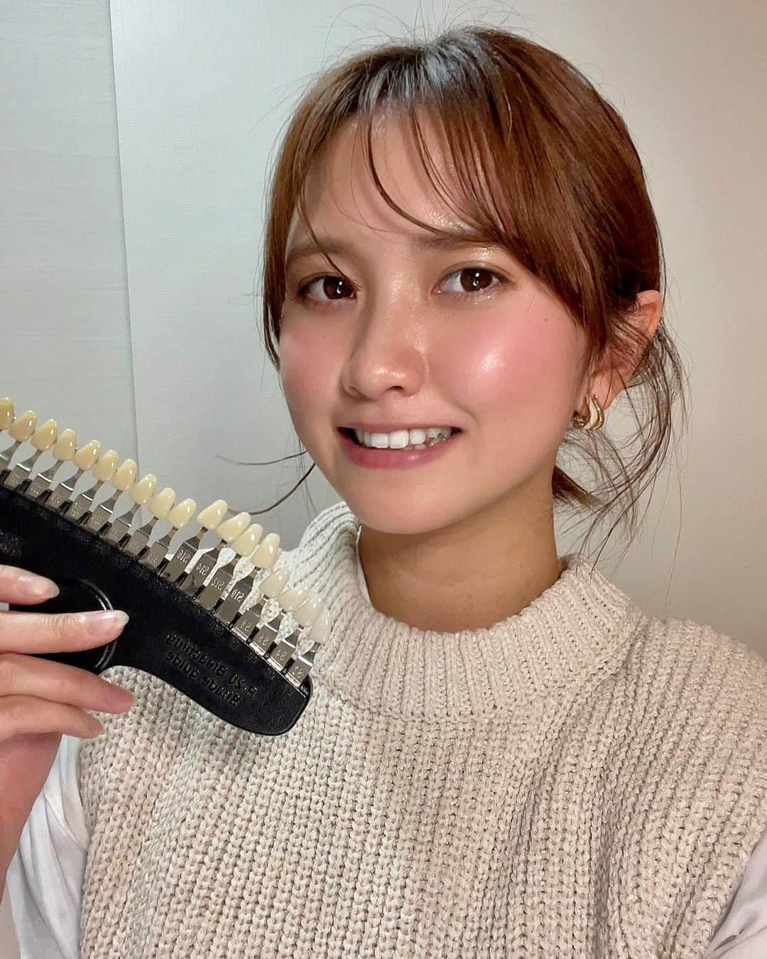 菅原樹里亜のインスタグラム：「. ・ 久しぶりにホワイトニング行ってきたよ🦷🪥  今回ハイパワーLEDホワイトニング5分×2照射 してもらったんだけどあっという間😳  でもちゃんとトーンアップしてて 歯がコーティングもされてツヤツヤ✨  サクッと終わるからOLさんとかが 仕事合間や休憩時間に来る事が多いみたい!! (ジッとしてるの苦手だから早くて助かる🤭)  私の投稿を見たと伝えると ハイパワーLEDホワイトニング5分×2照射 通常料金¥9,900のところ¥3,000でできるみたい！  この機会に是非行ってみてね🫶 ・ ・ PR @lbs__ueno  #ホワイトニング#秋葉原ホワイトニング #御徒町ホワイトニング#浅草ホワイトニング #上野美容サロン#東京ホワイトニング #LBSホワイトニング上野店#上野ホワイトニング #セルフホワイトニング#トリドリベース」