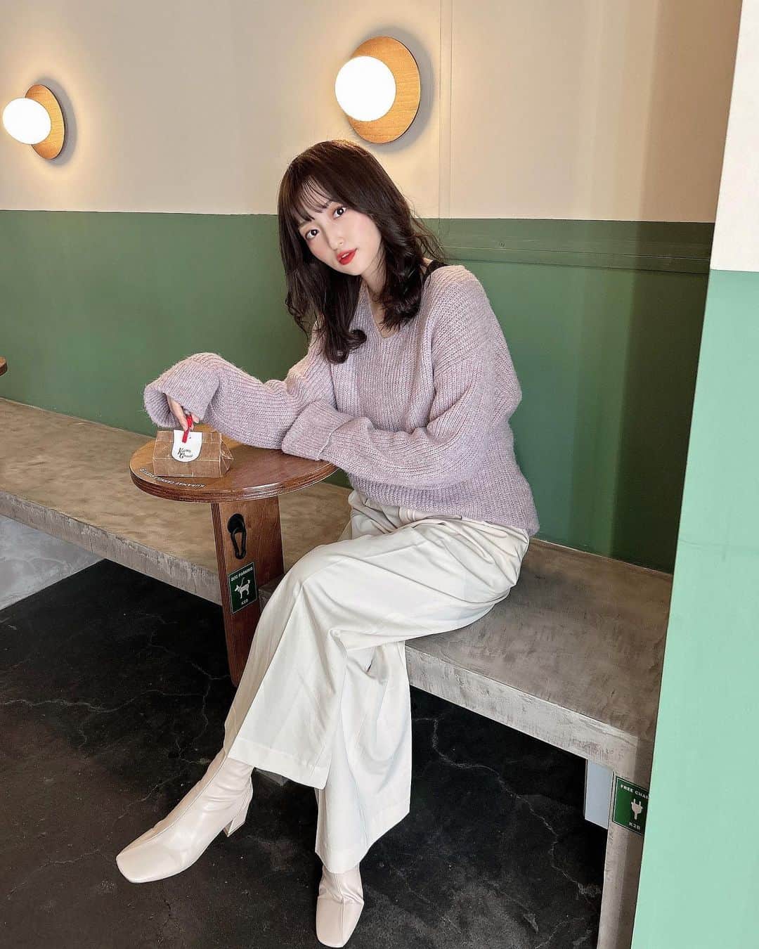 石井陽菜のインスタグラム：「⁡ ⁡ ⁡ 全身ZOZO TOWNで買ったお洋服でコーディネート🌸 冬は重くなりがちなので明るい色のコーデが好き〜 ⁡ Tops and Pants… @chico__official___  薄いパープルのニット🧶今回はズボンの中にINしてるけどショートズボン履いてロングブーツでも可愛く着れるロング丈です♪ ズボンはセンターラインが入ってて脚が長く見えるスラックスパンツ♪ウエストがゴムなので着ていてとても楽です〜 ⁡ Boots… @junoah_official  スクエアの白いショートブーツ🤍 ヒールも低めなのでたくさん歩いても疲れませんでした。高見えできるのでオススメ！ ⁡ ⁡ ⁡ 買った商品はすぐに届くのですぐに欲しい人にもおすすめ☻ 初回は2000円引きです✨ ⁡ よかったら @zozotown_girl のフォローもぜひ♪ ⁡ ⁡ ⁡ #ZOZOTOWN #ZOZOTOWN購入品 #ZOZO活 #PR」