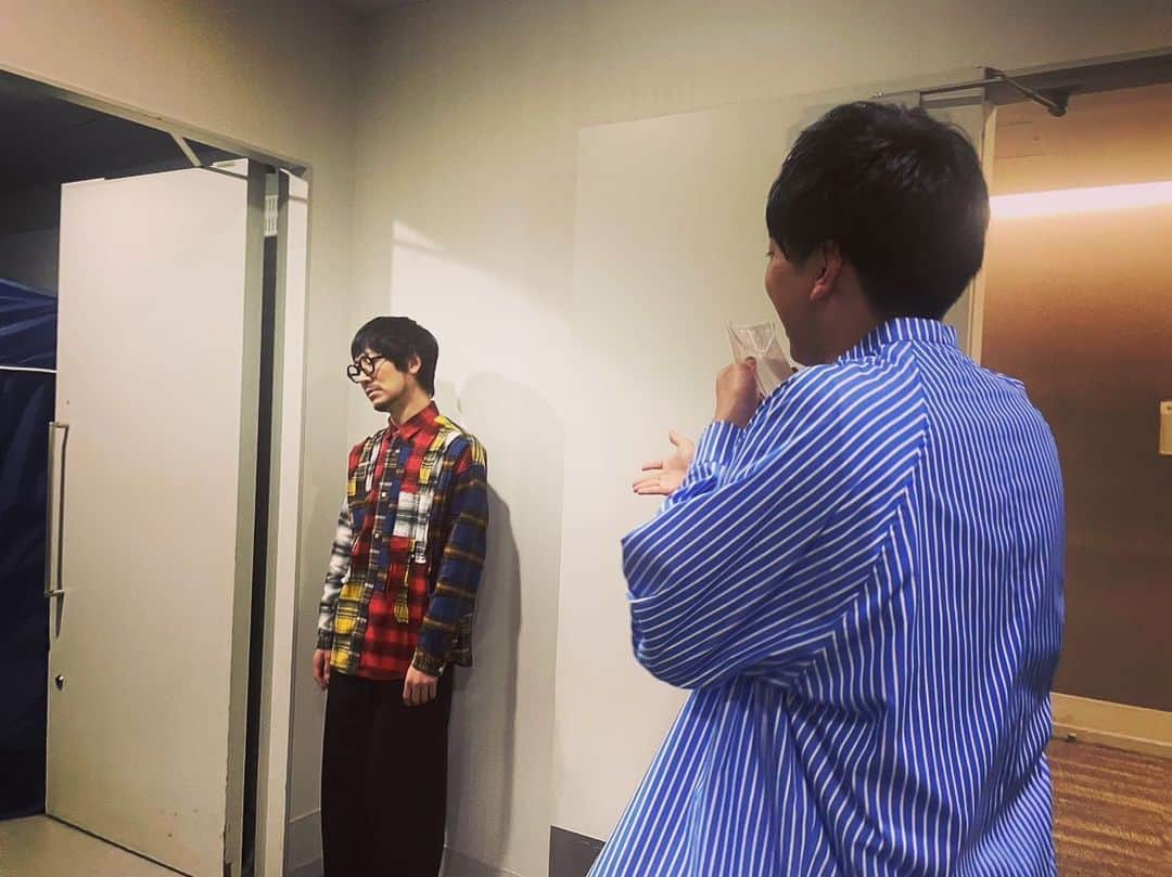 のインスタグラム：「アメトーーク！！ #立ちトーク #写真は吐き出し部屋終わりの私と西村氏 #明暗別れてる #やはり西村氏はいつでも西村氏で明るくそしてパンパン収録の合間を冴え渡るコメントで刺していた #そんな彼に暴言を吐いてしまって申し訳ないと思ってます #でも助かりました #暴言オンエア乗ってたみたいだし #もう1人申し訳ないと思ってるのは #山添氏 #彼には当たり屋の如く当たっていって彼の話の邪魔をしたり迷惑をかけてしまった #でも福井軍団の後輩だから依存して良いよね #できる後輩に依存する #大切なことですよね #しかし一座の事が明るみになりました #今後どうなっていくのだろうか #乞うご期待」