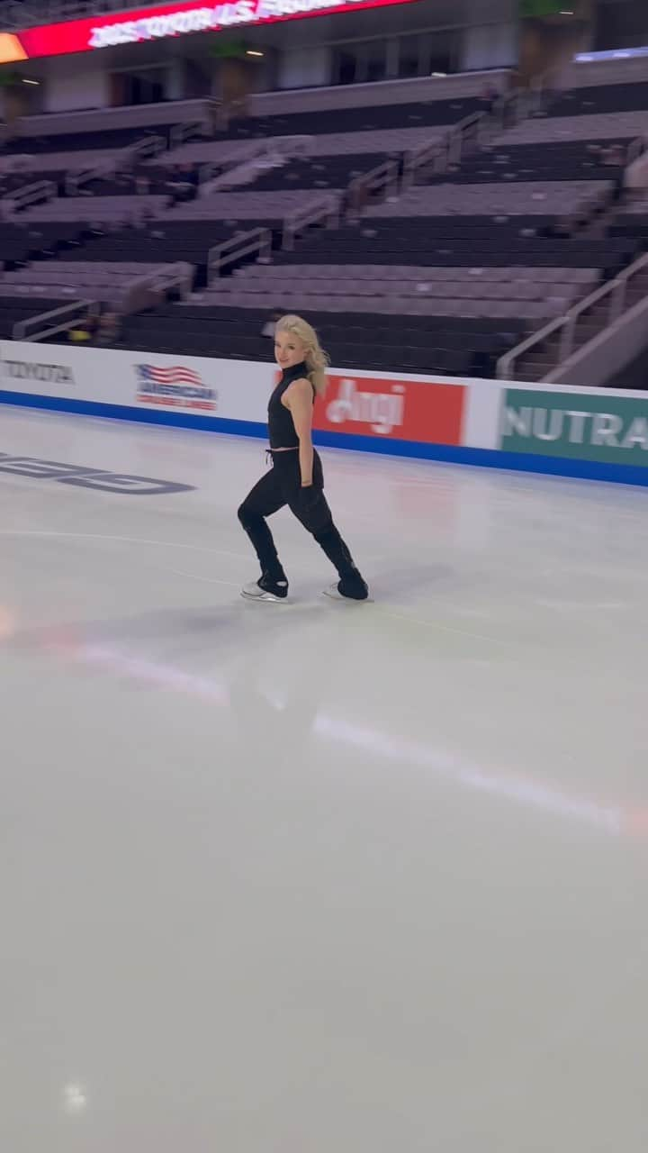 アンバー・グレンのインスタグラム：「Fun moments like this really remind me of why I do what I do :) VC @gosanjaygo_03  #figureskating #iceskating #iceskater #figureskater #teamusa #amberglenn #usfigureskating」