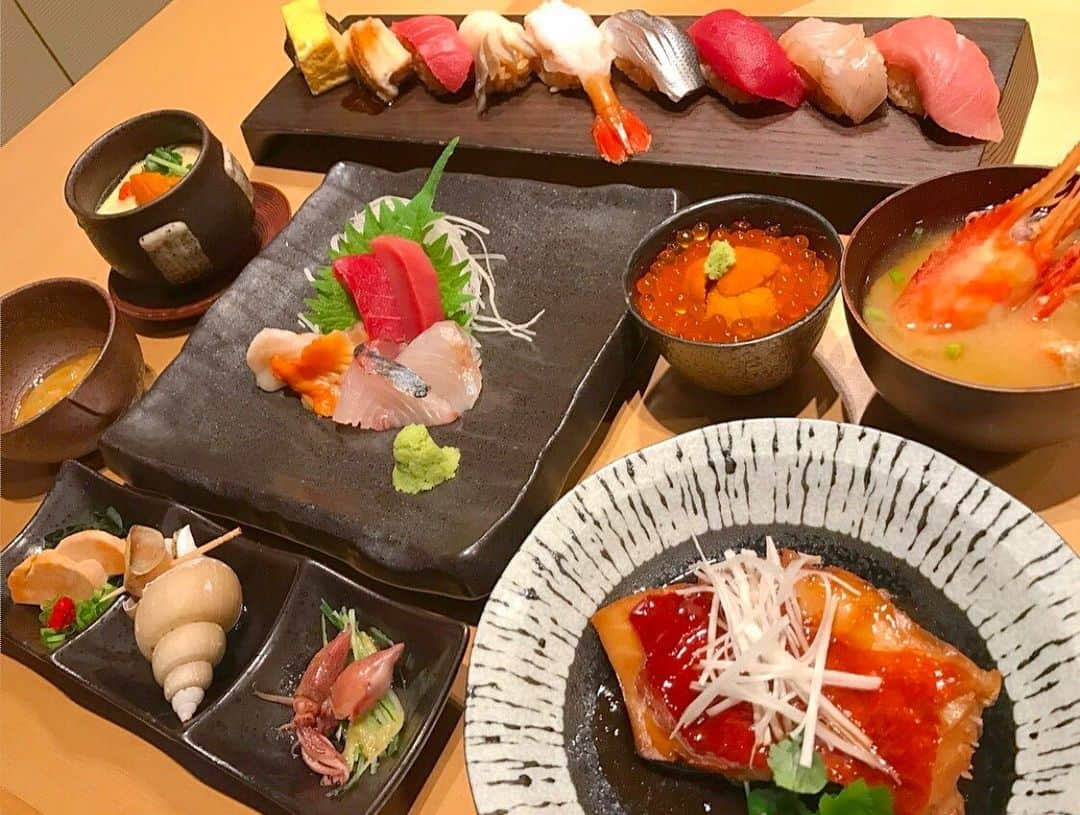 鮨おが和のインスタグラム：「熟成鮨食べ比べおが和コース🍣#9900円#小鉢#季節のお造り6種#金目鯛煮付け#うに乗せ海鮮茶碗蒸し#握り9貫#うにイクラ丼#お椀。熟成された魚の旨みと熟成された赤酢のシャリを是非ご堪能ください。皆様のご予約、ご来店お待ちしております。#新宿三丁目#新宿三丁目グルメ#新宿三丁目ディナー#新宿三丁目鮨#新宿三丁目熟成鮨#熟成７年#江戸前#赤酢#シャリ#砂糖不使用#糖質制限#熟成鮨#熟成鮨おが和#🍣」