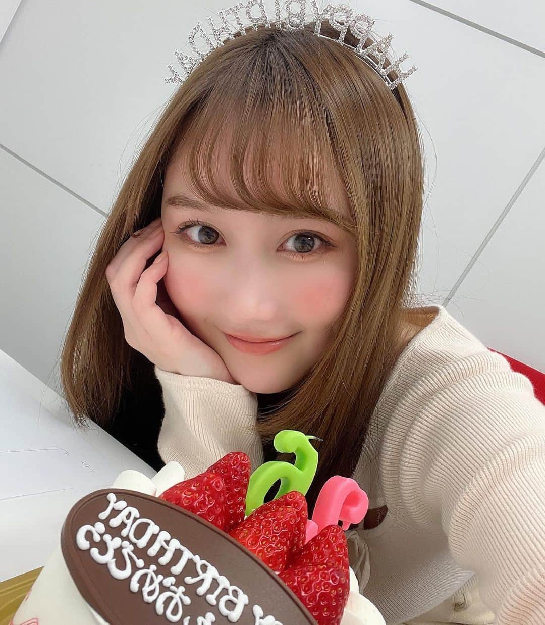 矢倉楓子のインスタグラム：「Today is my birthday.🎂💕  いくつになっても応援してくださって本当にありがとう💐 今年も皆さんにお祝いして頂けて嬉しいです🥳 明後日の生誕祭、本当に楽しみ♡」