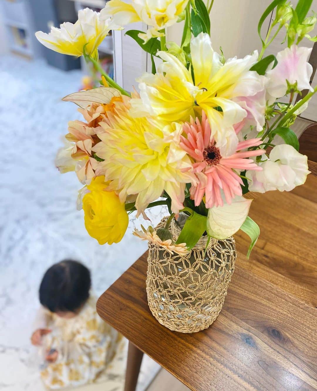 村西利恵のインスタグラム：「✔︎ 娘1歳になりました🎂  覚醒したようにガンガン歩き出し  転けまくるので目が離せずてんやわんやです🤪  本人は行きたいところに行けるのが嬉しそうな様子🌹  先日1歳の記念に写真を撮ってもらいに行きました。  スタジオで頂いたお花が春らしくて🌼💕  公園にも行きたいから、はやく本当に春になって欲しい❣️  #1歳になりました」