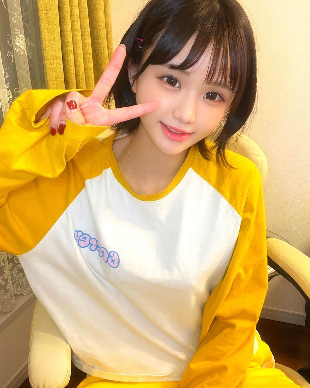 のインスタグラム：「Good morning~🍋This looks like my pajamas🤍If you look closely...you spilled something on your clothes❣️lol  おはレモン〜🍋 パジャマでお邪魔＼(^ω^)／💓 よく見ると何か服にこぼしてる…🫣w  ✔️使ってるカラコンについて 良く質問貰うから残しておくね🍋  今日付けてるのは "ベイビーモテコンワンデー ベイビーフェイス"です👶🤍 フチが大きいからクリクリに 見せたい日＆撮影する時に 付ける事が多いょ〜〜🥰🥰 参考になれば🫠🫠  #これがこう #みもれもん#東京 #冬  #2023 #mimolemon #japanesegirl #なんか服にこぼした #カラコン」