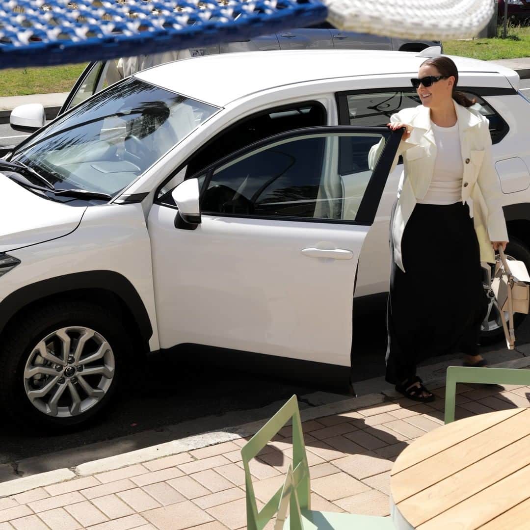 Toyota Australiaのインスタグラム：「Back when @helendriscoll_  was looking elegant arriving at our Corolla Cross launch at Palm Beach. Intentional outfit match? Maybe… 🚙」