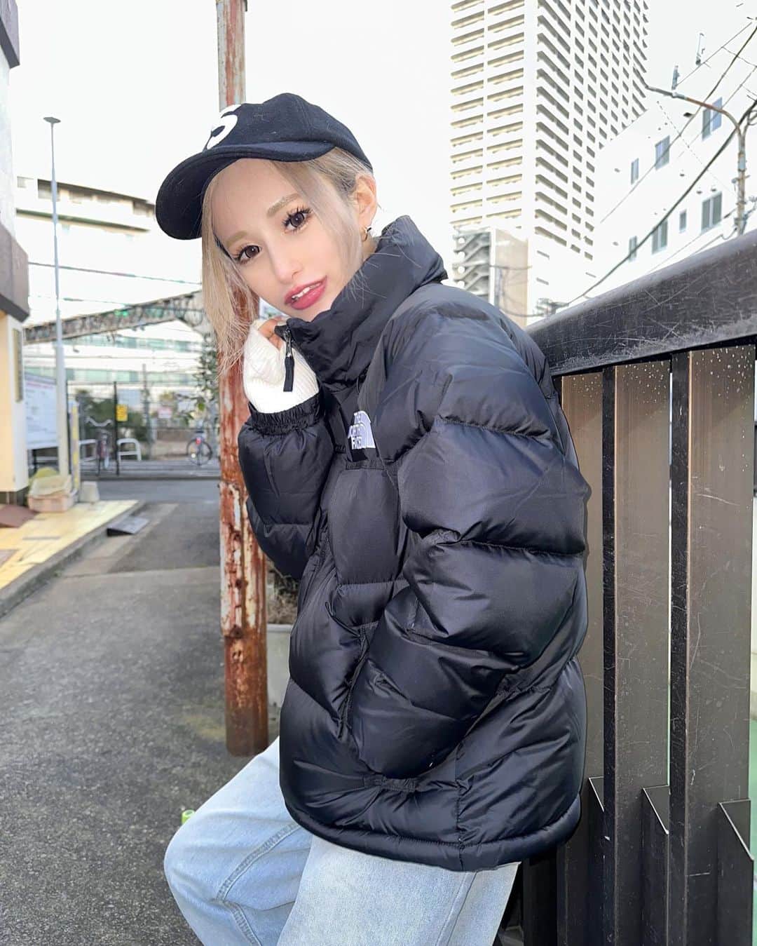 橘ハナのインスタグラム：「… 草津温泉行ってたくさん雪遊びしたっ 温泉旅行が1番すき🙂 … 3月は北海道✈️たのしみ … #やっぱりヌプシが1番かわいい #キャップもニット帽も #supreme #スニーカーとブーツも #ugg  … #群馬 #旅行 #草津温泉 #温泉旅行 #湯畑 #雪 #雪遊び #ダウンコーデ #ダウン#thenorthface #ノースフェイス #ヌプシ #デニムコーデ #ストリートファッション #ストリートコーデ #リンクコーデ #海外コーデ #スニーカー #スニーカーコーデ #冬コーデ」