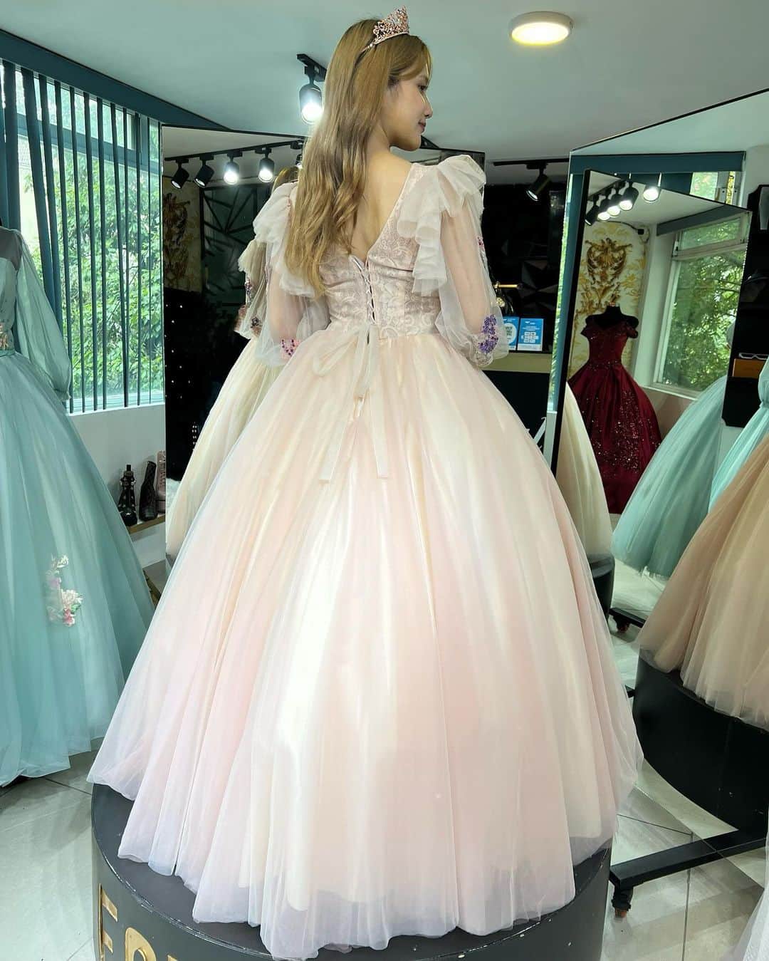 入山杏奈のインスタグラム：「Me probé unos vestidos para mi fiesta de 15(x2) años…🤣 de verdad son súper preciosos, si pronto cumples 15 es obligatorio ver este video para que tengas un descuento!! 🤫♡ (este video ya tiene un mes desde que salió, pero ya saben, por floja nunca subí las fotos 😇 pero por fin me puse las 🔋)  メキシコでは女の子の15歳の誕生日を盛大なパーティーでお祝いする風習があります🎂🎈 ということで私の15(×2)歳のパーティーのために試着してきました👗💫❤︎  (これ書いてて思い出したけどわたし永遠の15歳なんだった...毎年パーティーしてもらえるね...あはは...)  何着か試してみたので、よかったらYouTubeみてくださーい☻」
