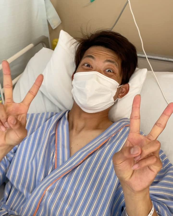 田島慎二のインスタグラム：「無事手術が終わった俊哉のところに、必要なもの持って行くのとチラッと顔見たかったので福谷と駆けつけてきました😁 面会ルールが厳しい中、特別に1人だけならと許可もらい、迷惑かけない程度に一瞬だけ元気な姿見てきました！ リハビリは前向きにやるしかないし、俊哉なら大丈夫だろ！ 頑張れよ！ みんな待ってる！😁 #岡田俊哉  俊哉がみんなにメッセージで投稿してくれって😭 みんな待っててあげてください🤣」