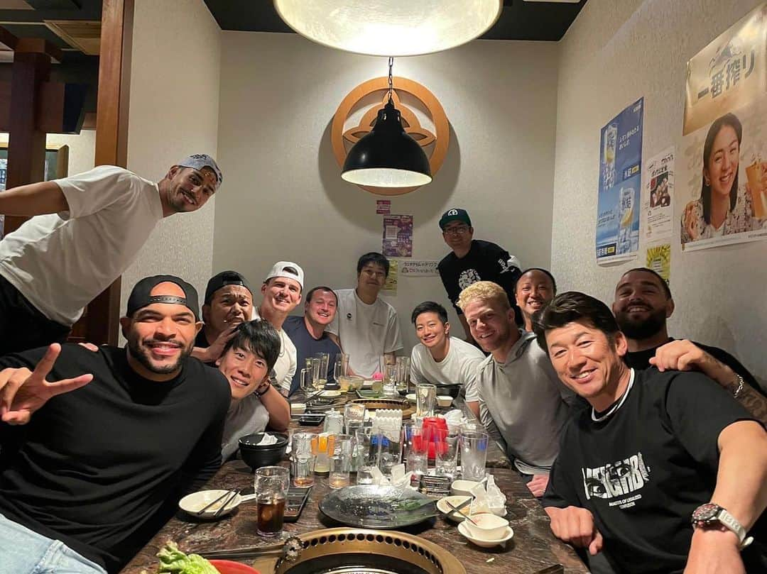 タイラー・オースティンのインスタグラム：「Thank you so much for dinner Bancho!!! @d.miura_official  let’s go Baystars!!! ⭐️💫🌪」