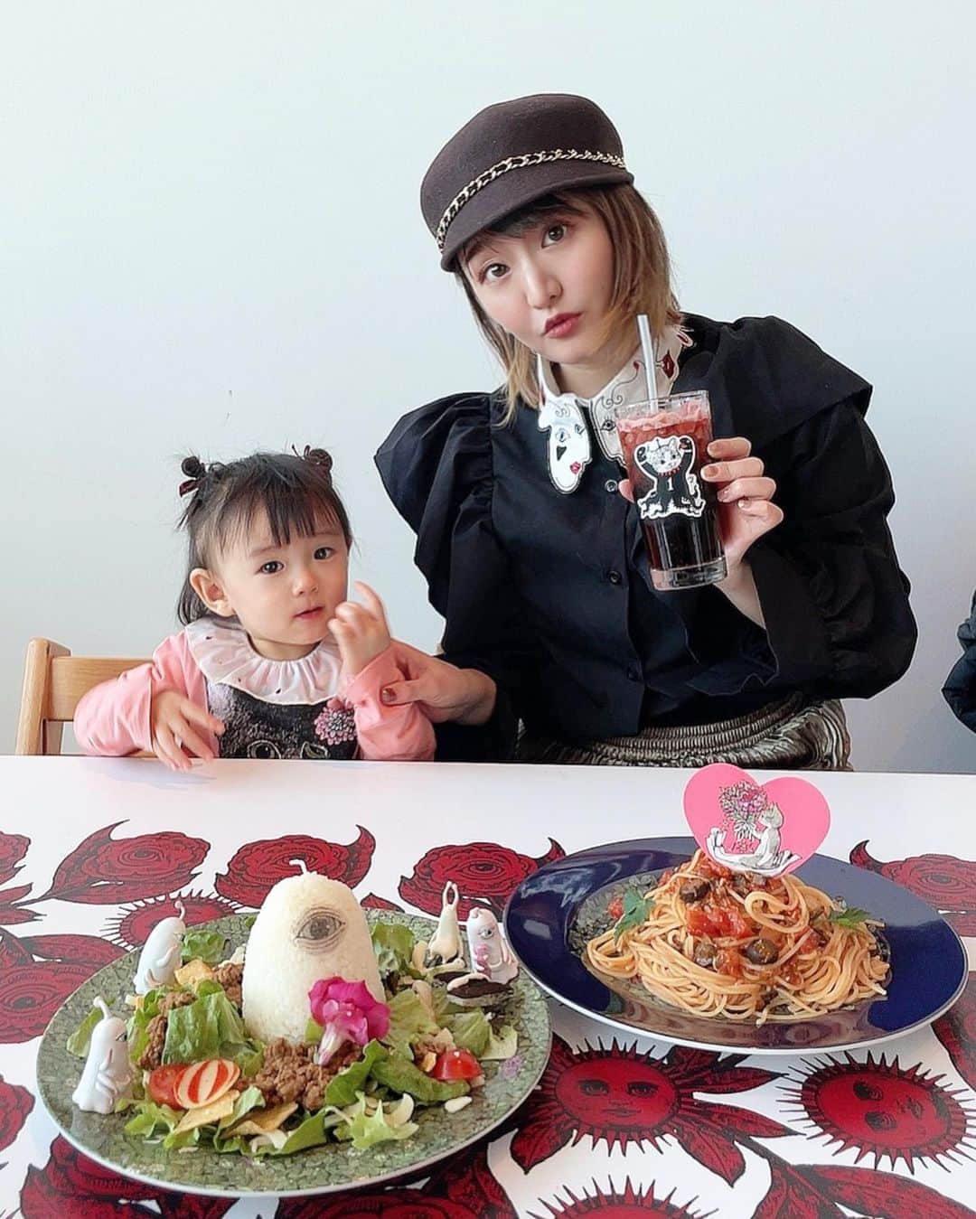 東なつ紀のインスタグラム：「2回目のヒグチユウコ展🤍  今回はゆったりだったので、侑生も展覧会に連れて行きました◡̈ 侑生が持ってるGUCCIのTシャツも展示されてた！ 今度はそっち着ていこうね🤍  何回みても最高な作品たちでした！  前回頼まなかったギュスのいちごコーラ🍓美味しかった🤍  #ヒグチユウコ  #ヒグチユウコ展 #GUCCI #六本木ヒルズ #ひとつめちゃん #子連れ六本木」