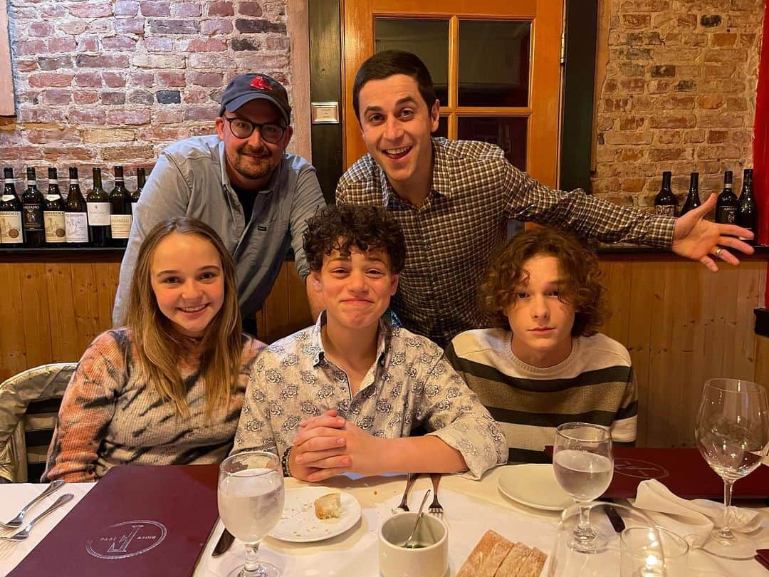 デヴィッド・ヘンリーのインスタグラム：「TBT to our cast dinner before we started shooting @boysofsummermovie. Hard to believe we wrapped exactly one year ago! It was an honor to direct the next gen of young talent in this film @masonthamesofficial, @abbyjameswitherspoon, @julianlerner. Can’t wait for y’all to see it soon! Stay tuned to that end ;) . . . . . #BoysOfSummer #BoysOfSummerMovie #ComingSoon #TBT #Throwback #GoodTimes #OnSet #Director」