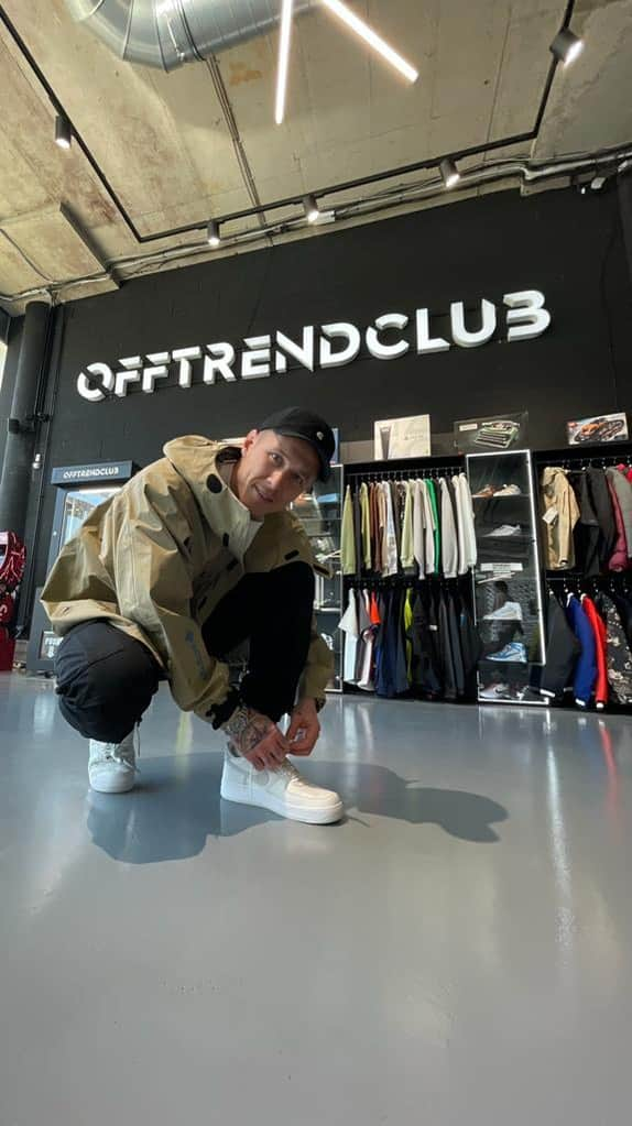 ユライ・クツカのインスタグラム：「@kuco33 si u nás našiel jeho vysnívanú Off-white bundu🔥, ktorú spolu s ostatným oblečením nájdete na našom webe offtrendclub.com 👟」