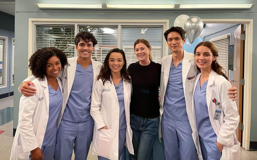 ハリー・シャム・ジュニアのインスタグラム：「The day is here. Thank you @ellenpompeo for welcoming us into the @greysabc family! You have left us with so much to look back on and more to look forward to. Tonight at 9pm/8pm ct, we are back on your screens with a special farewell to Meredith Grey as she says goodbye to Seattle!  #greysanatomy @hulu @alexisgfloyd @niko_terho @midoriglory @adelaidekane Also tune into @station19 as I dip into their world 🌎 for a bit 🔥 👩🏻‍🚒」