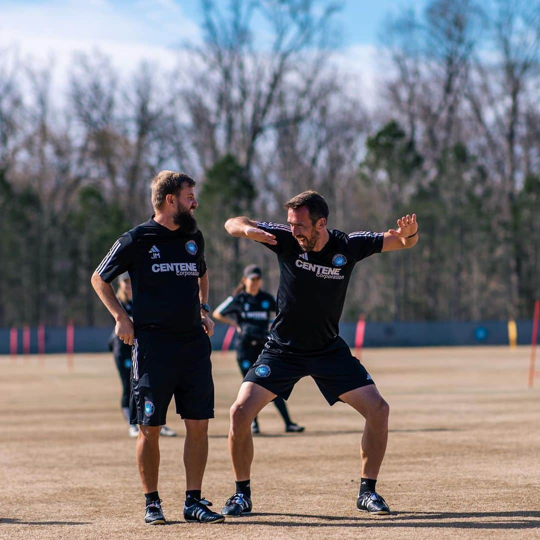 クリスティアン・フックスのインスタグラム：「To celebrate the arrival of our new beast Bill Tuiloma I rehearsed a Haka for the big man at training. #NoFuchsGiven   More pics in IG subscription!」