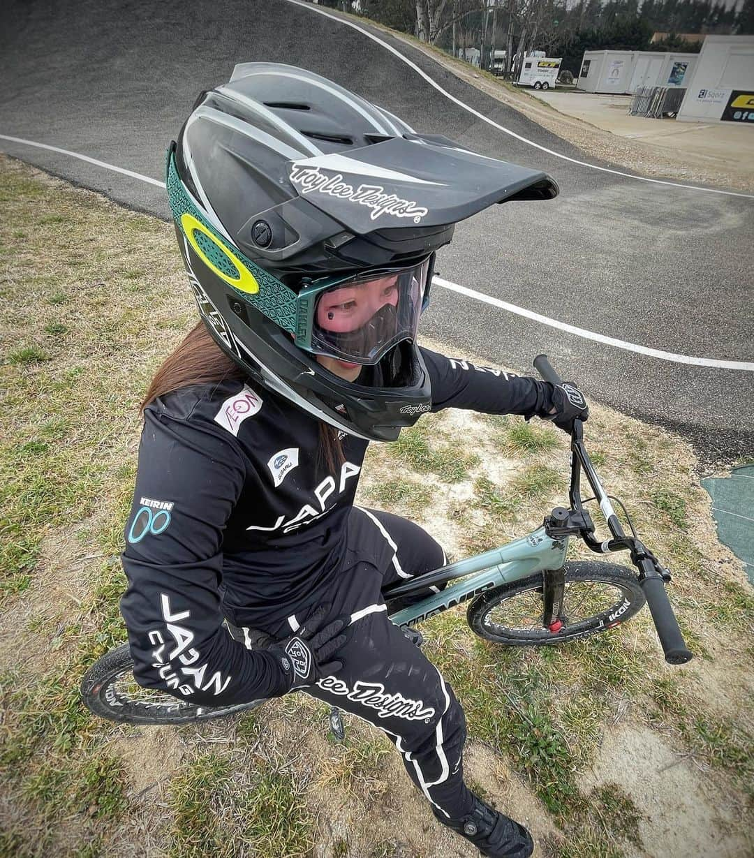 丹野夏波さんのインスタグラム写真 - (丹野夏波Instagram)「Rainy track session ✅  #irctire #イノアックリビング #wiawis #oakley #maviccycling #kmcchain #wakos #aminovital #agressivedesign #bmxshopcave #bmx #bmxracing」2月24日 5時31分 - kanamitanno