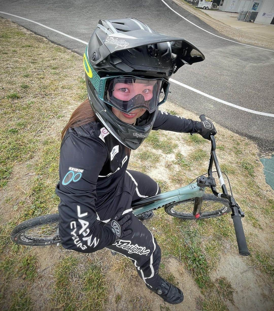 丹野夏波のインスタグラム：「Rainy track session ✅  #irctire #イノアックリビング #wiawis #oakley #maviccycling #kmcchain #wakos #aminovital #agressivedesign #bmxshopcave #bmx #bmxracing」