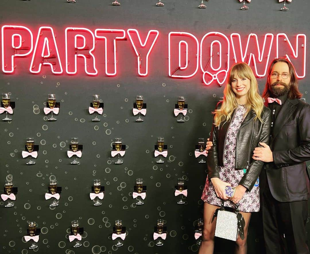 マーティン・スターさんのインスタグラム写真 - (マーティン・スターInstagram)「What an insane premiere for Party Down Season 3!!! Nobody went swimming with the giant Party Down pool float but otherwise it was a total success.」2月24日 5時33分 - martinstarr