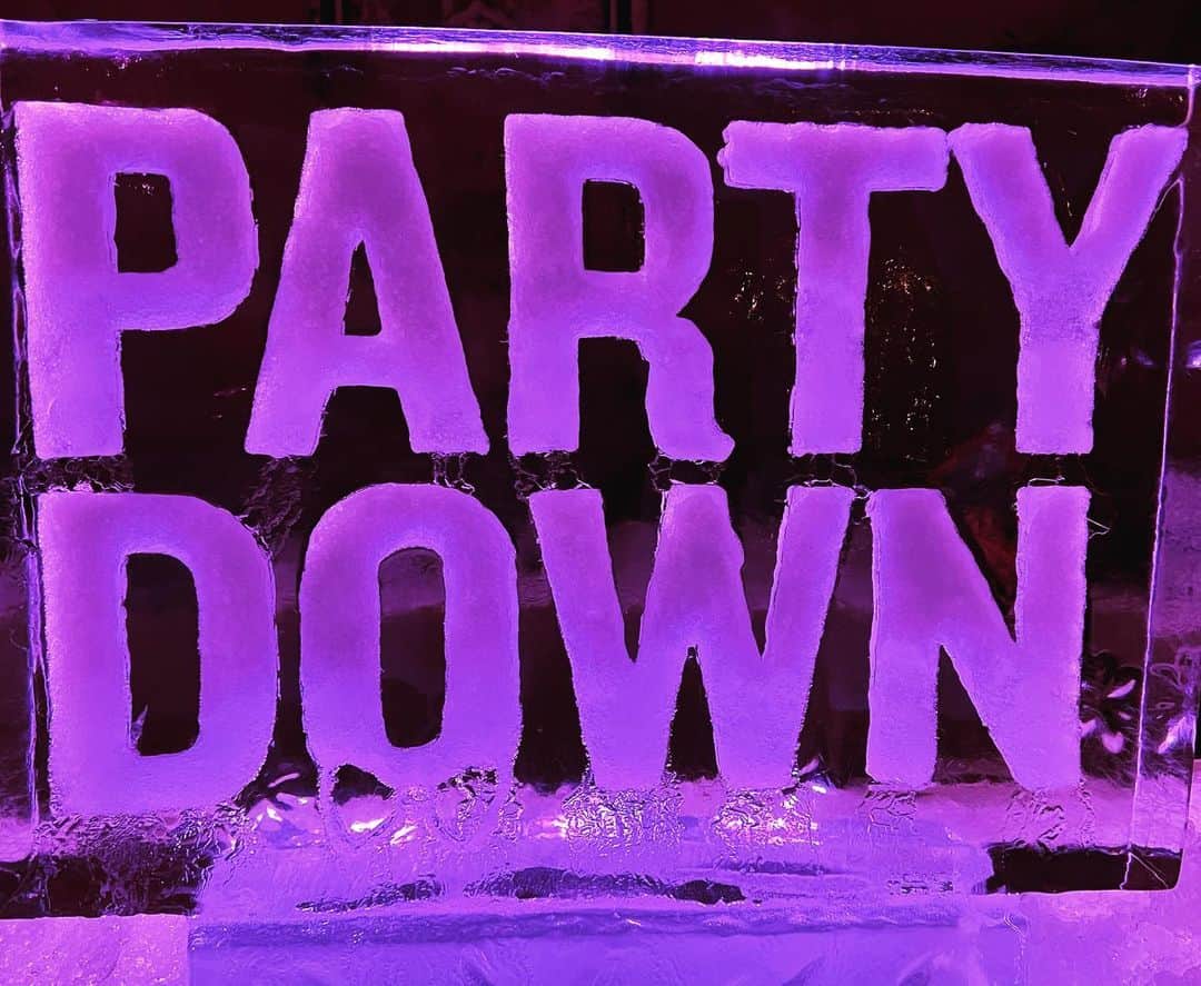 マーティン・スターさんのインスタグラム写真 - (マーティン・スターInstagram)「What an insane premiere for Party Down Season 3!!! Nobody went swimming with the giant Party Down pool float but otherwise it was a total success.」2月24日 5時33分 - martinstarr