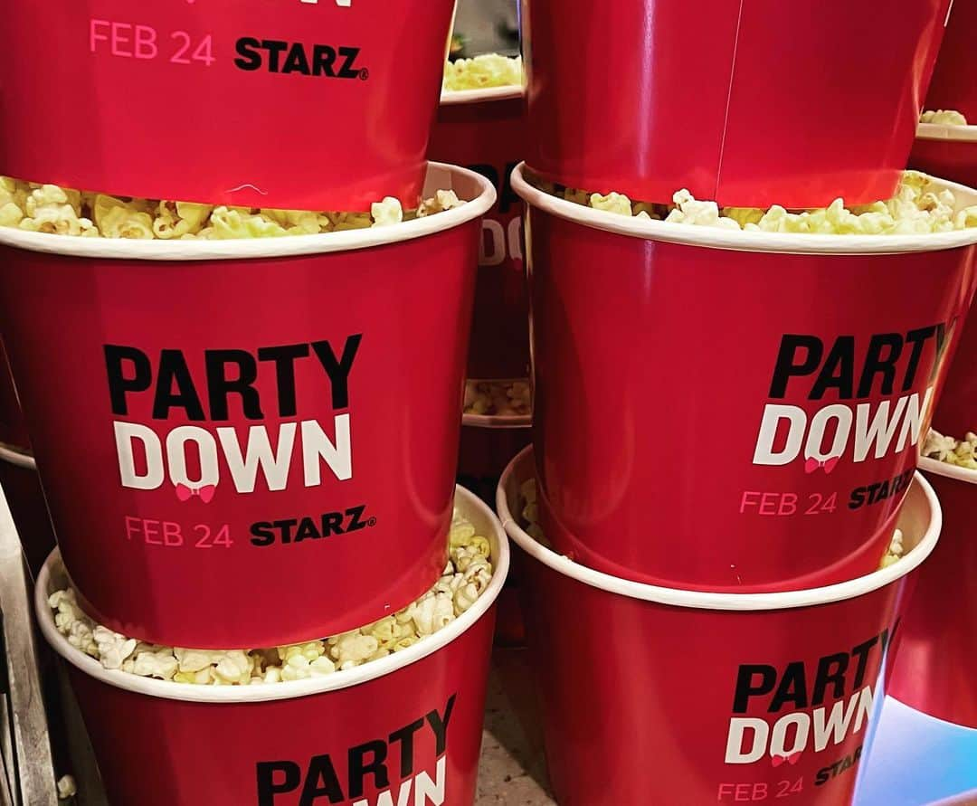 マーティン・スターさんのインスタグラム写真 - (マーティン・スターInstagram)「What an insane premiere for Party Down Season 3!!! Nobody went swimming with the giant Party Down pool float but otherwise it was a total success.」2月24日 5時33分 - martinstarr