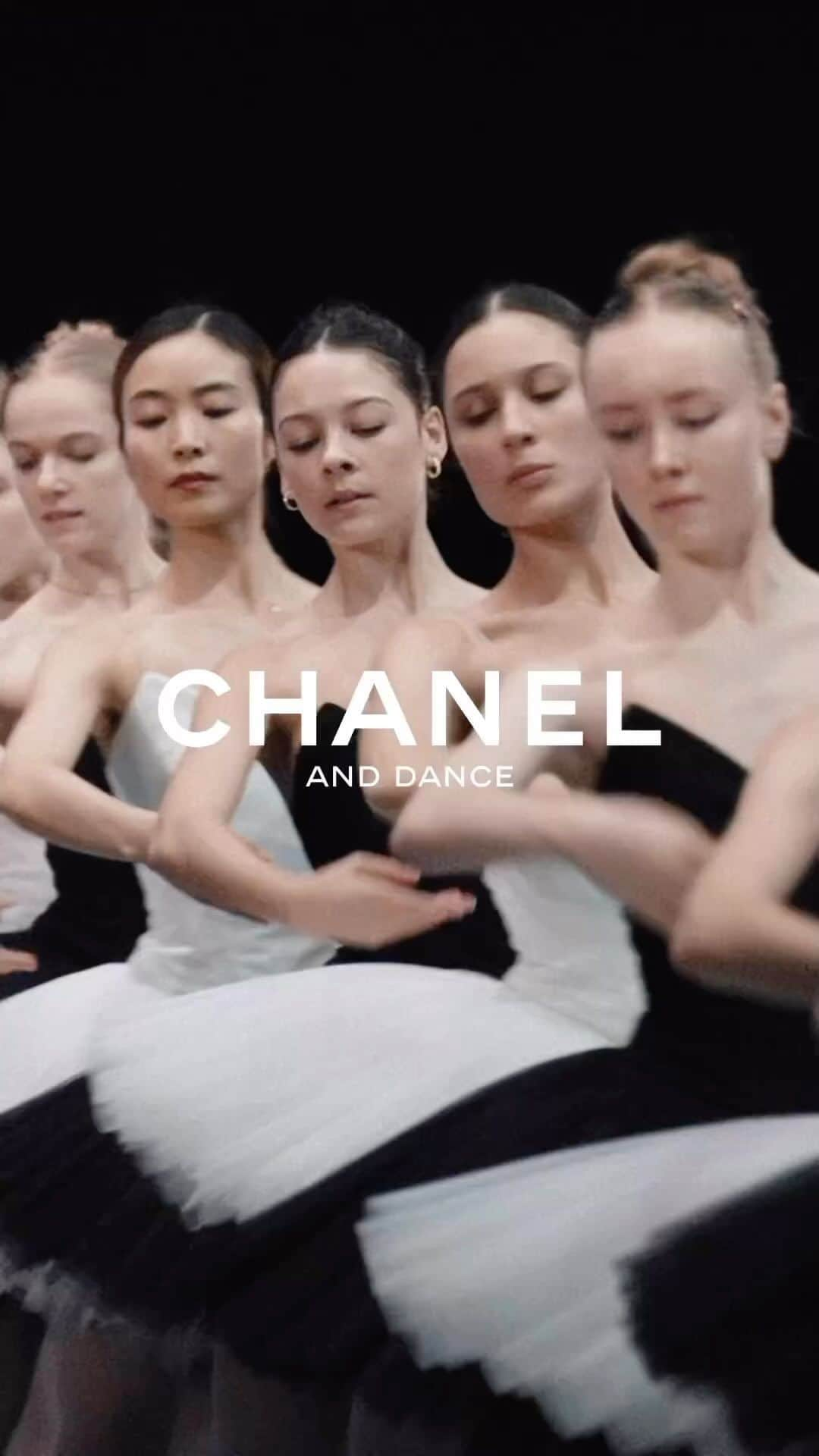 オニール八菜のインスタグラム：「Repost from @chanelofficial • Behind the scenes of the Opéra national de Paris Ballet — In 2023, CHANEL is renewing its support for creation on the occasion of the dance Gala of the Paris Opera Ballet in tribute to Étoile dancer Patrick Dupond at the Palais Garnier.  #CHANELandDance #CHANEL @GermainLouvet #GermainLouvet @Hannah87ONeill #HannahONeill @OperadeParis #OperadeParis @BalletOperadeParis」