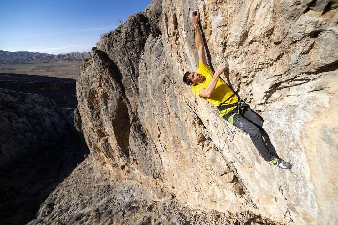 アレックス・オノルドのインスタグラム：「Since I came home from mountain climbing this winter I’ve been trying to regain some rock climbing fitness - sadly, the easiest routes around home that I haven’t done are all 5.14b or harder, which makes the process of building back up feel pretty rough. This is a tough 14b (8c) that I’ve been working on since I’ve been home - it felt impossible when I started but I’ve been steadily improving on the route. Sadly we’re getting rocked by an epic winter storm so I may not get to try it again before we leave for 6 weeks. But I suppose that’s the climbing life: just trying your best and seeing what nature allows you to do… @samuelcrossley photo from the other day」