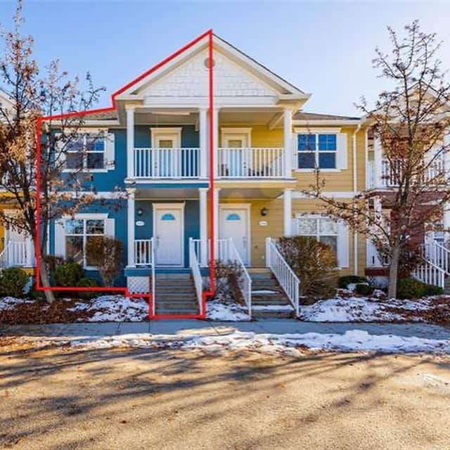 キエラ・スミスのインスタグラム：「Open house!!! SATURDAY Feb 25 12-2pm.   📍 #18 380 Providence Avenue 🛌 3 bed 🛁 3 bath 📏 1757 sq ft 💲725,000  RARE GEM in the desirable Kettle Valley Neighbourhood. This family-oriented community nestled into the hillside is the perfect place to call home... a quiet neighbourhood within walking distance to parks and trails, including the BEST school catchments (Chute Lake, Canyon Falls, Okanagan Mission), popular daycares, a coffee shop, a local convenience store, and a pub. Not only is there access to so many walkable amenities, you're also only a short drive away from beaches, wineries, grocery stores, and much more. This cute 3 bed and den, 3 bath townhome is tucked away from the hustle and bustle of the city but provides the Okanagan lifestyle, and is the perfect home for a family to start out in and grow into. It has been tastefully updated throughout, emphasizing its bright and open interior, large bedrooms, and plenty of parking and storage with a double garage for all of your vehicles and toys.  Kierra Smith 250-300-1114 Royal LePage Kelowna」