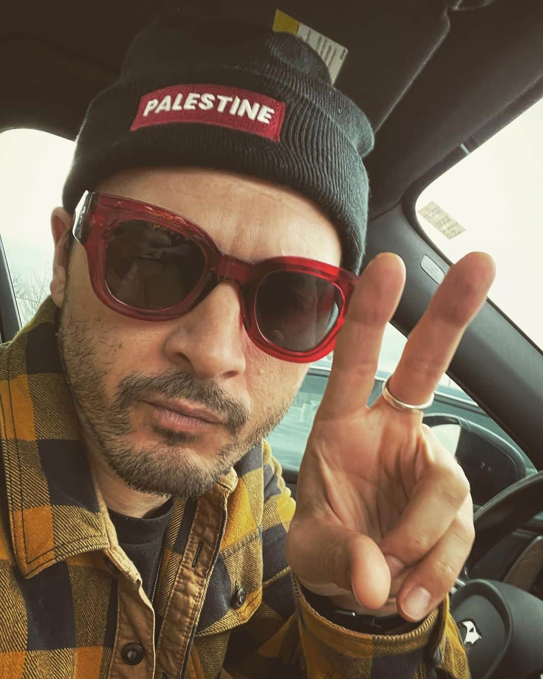 マイケル・マラーキーのインスタグラム：「gonna peace out again for a bit; be back next month with news… x」