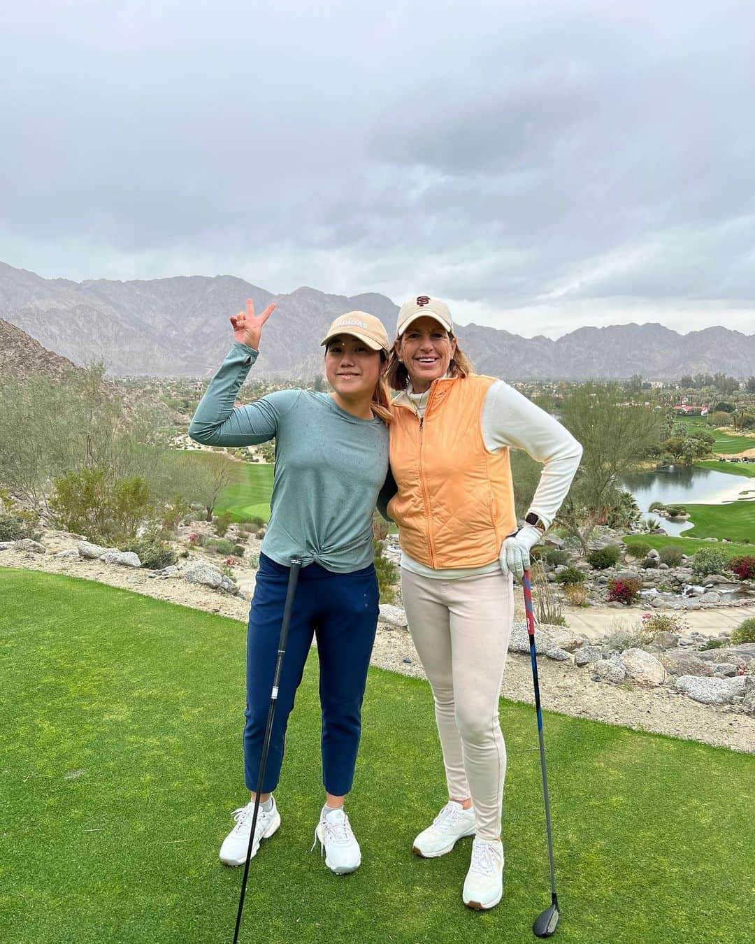 ジュリ・インクスターのインスタグラム：「Great day with @natashaaoon playing some golf and enjoying some quality time . She starts her journey next week on the @epsontour. #letsgo @inkster_award」