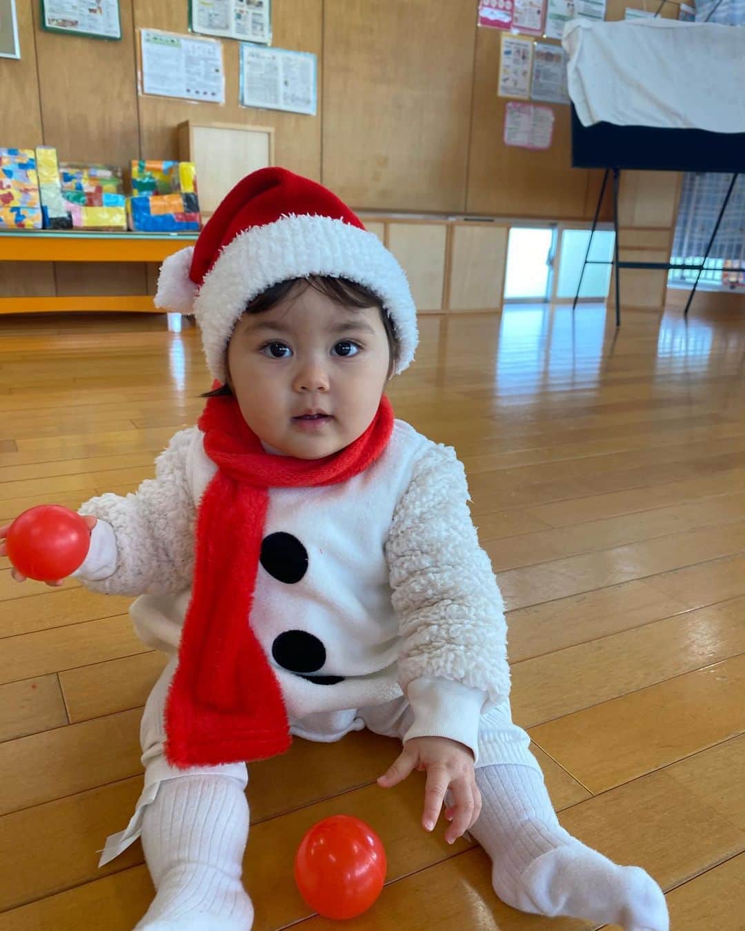 ノウィキ茉莉さんのインスタグラム写真 - (ノウィキ茉莉Instagram)「1 year old 1️⃣💕👶🏼 (January 3rd)  Happy Birthday my sweet baby! Can’t believe it’s already been a year since you have come into our life. We are so grateful for you and I am so glad to be your mommy! Thank you for always bringing us so much joy!   Here are some updates of our baby’s progress: 1. She learned how to wave 👋  2. She can drink from a straw 🥤 3. She can stand on her own without support 4. She learned how to baby sign “more” 5. She imitates what we do 6. She loves to play the piano and guitar 🎹 🎸  7. She can climb up the slide and slide down on her own 🛝  8. She can draw with a pen and paper (scribble mostly) 📝  9. She can walk with her baby walker toy 10. She can eat her food with her spoon/fork (still working on it.. mostly uses her hands) 🥄 11. She loves going outside   1歳 1️⃣💕👶🏼 (1月3日)  ハッピーバースデー🎂🎈 莉嘉が私たちのもとに生まれてきてくれて もう1年経つなんて信じられない〜🥲 本当に幸せ🥹💕 私を母にさせてくれて本当にありがとう〜 生まれてきてくれてありがとう〜☺️  リカが1歳になってこれまでの成長について振り返りたいと思います:  1. 手を振るようになった👋  2. ストローで飲み物を飲めるようになった🥤 3. 何も掴まずに立ち上がれるようになった 4. ベビーサインで「もっと」ができるようになった 5. 私たちの動きの真似をするようになった 6. ピアノとギターを触るのが好き🎹 🎸  7. 滑り台を登ったり、滑ったりできるようになった(頭から滑ることが多い笑)🛝  8. お絵描きおもちゃで上手くペンを持ちながら描けるようになった📝  9. ウォーカーのおもちゃを押しながら歩くようになった 10. 離乳食を食べる時にスプーンやフォークを自分で持って食べたがるようになった(最終的には手で食べてるけど🤣)🥄 11. お出かけが大好き❤ (顔に風があたるのが気持ちいいみたい)  #1歳ベビー #1yearold #birthday #1歳誕生日 #お家スタジオ #1yearoldbirthday #誕生日 #ハッピーバースデー #babiesofinstagram #babies #motherhood #ベビスタグラム #赤ちゃんのいる生活 #赤ちゃんのいる暮らし  #親バカ部 #クォーター #girlmom #女の子ママ #newmom #momlife #沖縄ベビー #okinawa #沖縄子育て」2月24日 7時35分 - kristen.marii