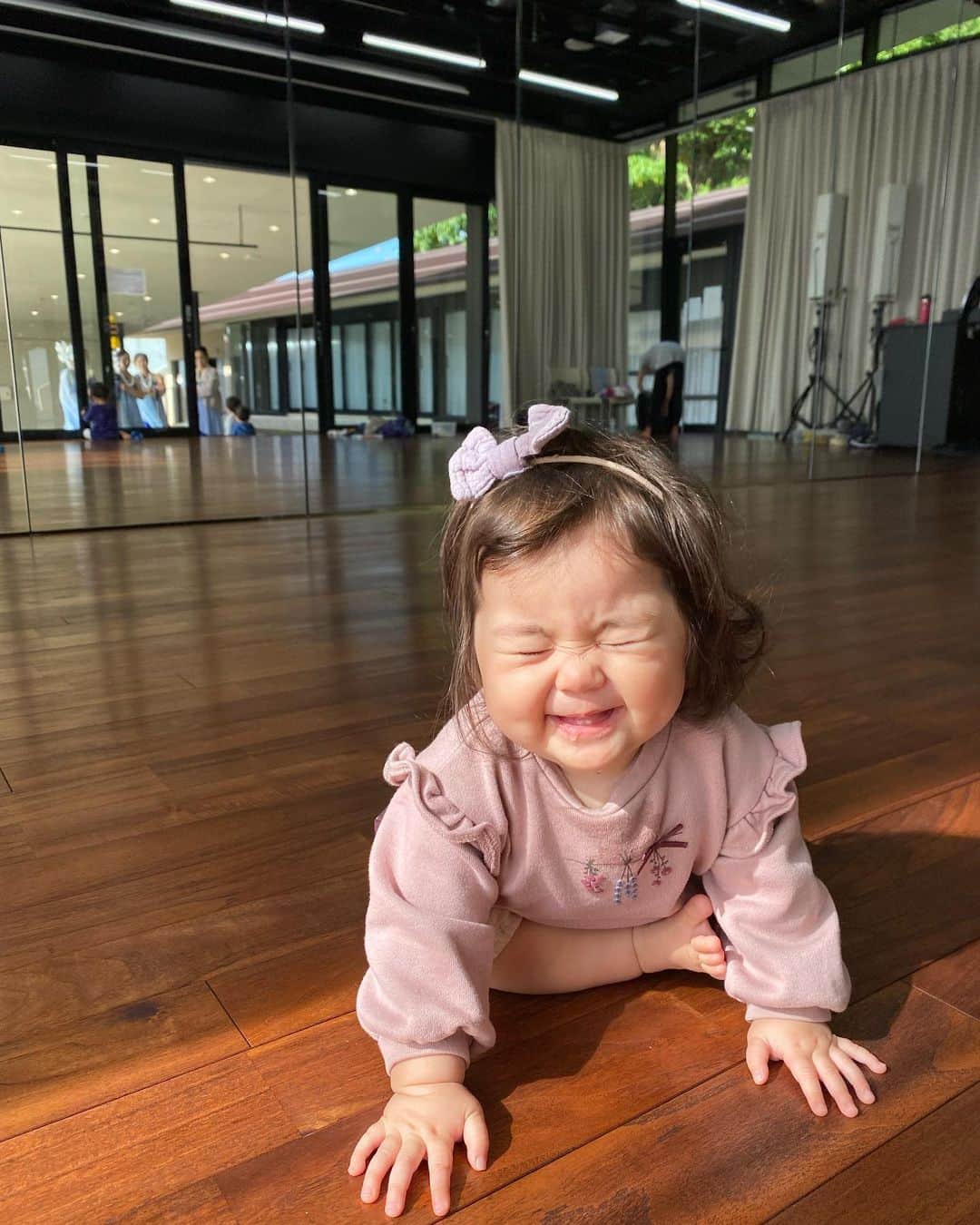 ノウィキ茉莉さんのインスタグラム写真 - (ノウィキ茉莉Instagram)「1 year old 1️⃣💕👶🏼 (January 3rd)  Happy Birthday my sweet baby! Can’t believe it’s already been a year since you have come into our life. We are so grateful for you and I am so glad to be your mommy! Thank you for always bringing us so much joy!   Here are some updates of our baby’s progress: 1. She learned how to wave 👋  2. She can drink from a straw 🥤 3. She can stand on her own without support 4. She learned how to baby sign “more” 5. She imitates what we do 6. She loves to play the piano and guitar 🎹 🎸  7. She can climb up the slide and slide down on her own 🛝  8. She can draw with a pen and paper (scribble mostly) 📝  9. She can walk with her baby walker toy 10. She can eat her food with her spoon/fork (still working on it.. mostly uses her hands) 🥄 11. She loves going outside   1歳 1️⃣💕👶🏼 (1月3日)  ハッピーバースデー🎂🎈 莉嘉が私たちのもとに生まれてきてくれて もう1年経つなんて信じられない〜🥲 本当に幸せ🥹💕 私を母にさせてくれて本当にありがとう〜 生まれてきてくれてありがとう〜☺️  リカが1歳になってこれまでの成長について振り返りたいと思います:  1. 手を振るようになった👋  2. ストローで飲み物を飲めるようになった🥤 3. 何も掴まずに立ち上がれるようになった 4. ベビーサインで「もっと」ができるようになった 5. 私たちの動きの真似をするようになった 6. ピアノとギターを触るのが好き🎹 🎸  7. 滑り台を登ったり、滑ったりできるようになった(頭から滑ることが多い笑)🛝  8. お絵描きおもちゃで上手くペンを持ちながら描けるようになった📝  9. ウォーカーのおもちゃを押しながら歩くようになった 10. 離乳食を食べる時にスプーンやフォークを自分で持って食べたがるようになった(最終的には手で食べてるけど🤣)🥄 11. お出かけが大好き❤ (顔に風があたるのが気持ちいいみたい)  #1歳ベビー #1yearold #birthday #1歳誕生日 #お家スタジオ #1yearoldbirthday #誕生日 #ハッピーバースデー #babiesofinstagram #babies #motherhood #ベビスタグラム #赤ちゃんのいる生活 #赤ちゃんのいる暮らし  #親バカ部 #クォーター #girlmom #女の子ママ #newmom #momlife #沖縄ベビー #okinawa #沖縄子育て」2月24日 7時35分 - kristen.marii
