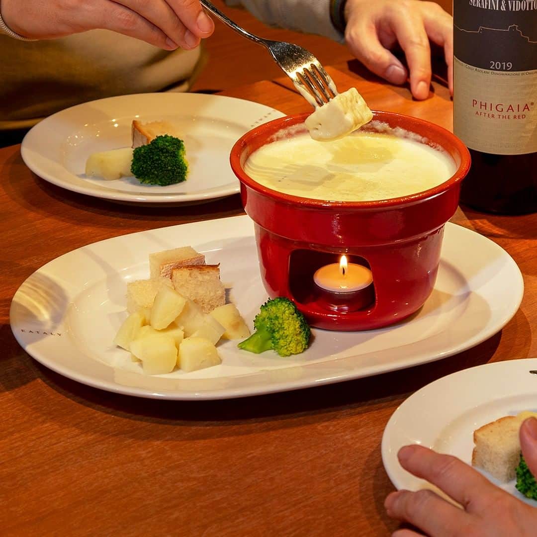 のインスタグラム：「＼冬に楽しむ濃厚なイタリアチーズの味わい／ イータリーのレストラン「パスタ・エ・ピッツァ」では、イタリア各地のチーズが持っている個性を生かした料理をご用意しております。まだ冷える日が続いていますので、温かいフォンドゥータと、同郷のワインとをお楽しみください。 #eataly #イータリー #eatalyginza #eatalytokyo #eatalynihombashi #eatalyharajuku #eatalyshonan #東京駅 #丸の内 #日本橋 #銀座 #原宿 #湘南 #東京駅グルメ #東京グルメ #銀座グルメ #湘南グルメ #原宿グルメ #イタリアンチーズ #チーズ #チーズドンデュ #フォンドゥータ #チーズ料理」