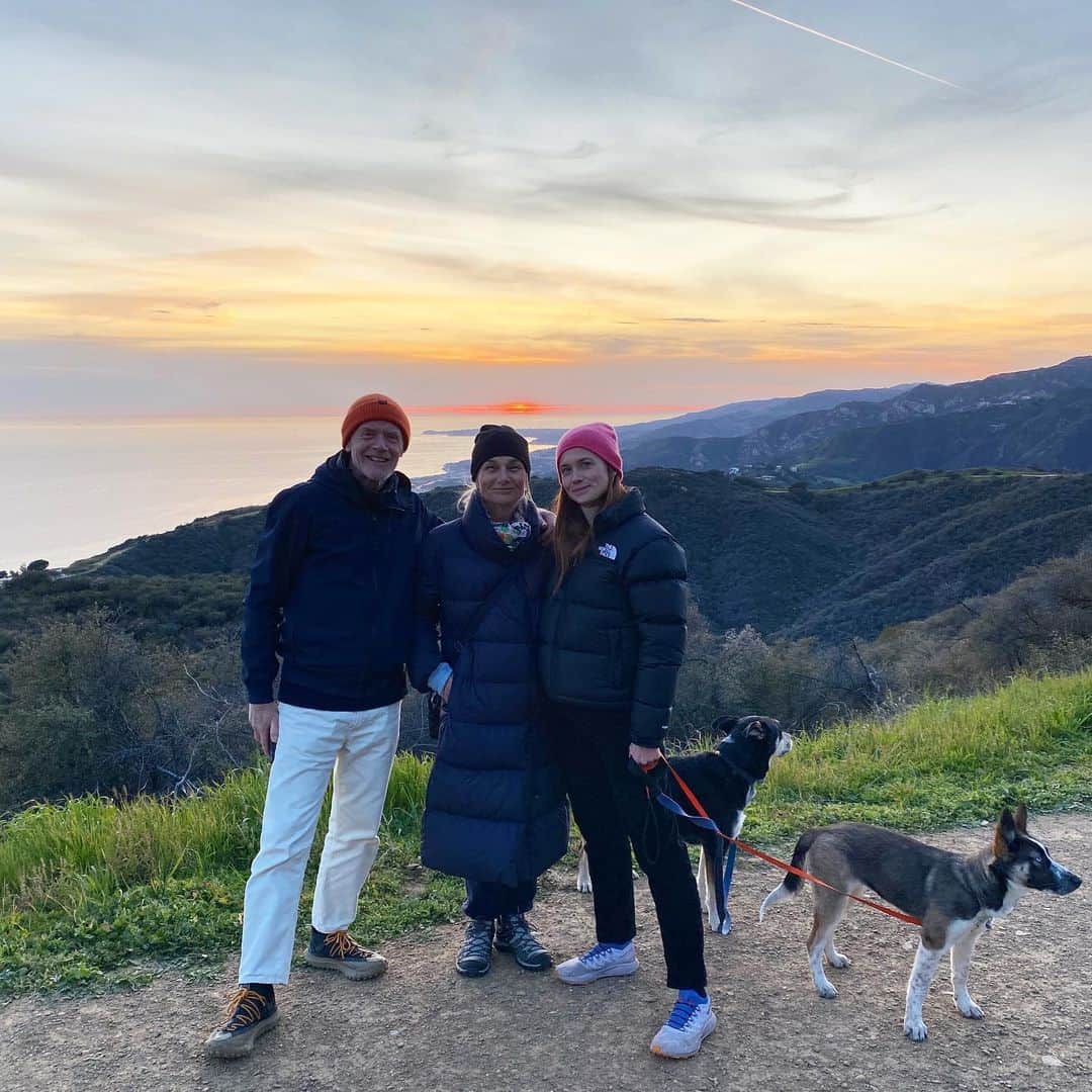 ボニー・ライトのインスタグラム：「Reflecting on the two beautiful weeks we had with my parents visiting. It’s been eight years since I spent my birthday with them and it was just perfect 🥹」