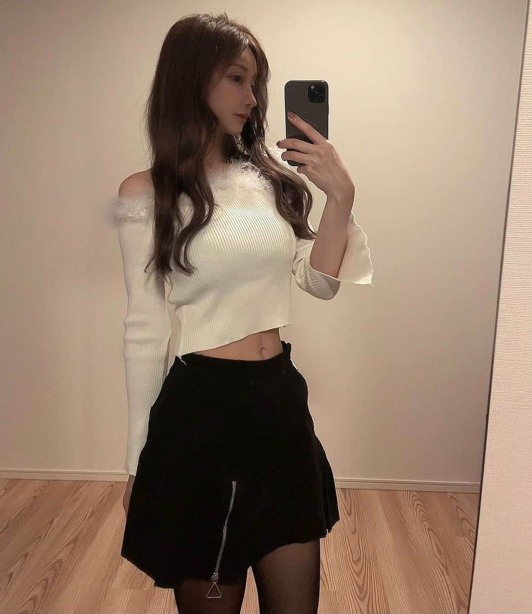 夢咲りおなのインスタグラム：「そろそろジムとか通いたいと思うけど続けれる方法ありますか？  強い女になりたいのとブレイキングダウン出たいです🥊 喧嘩強いです（自称）  #おんなのこ」