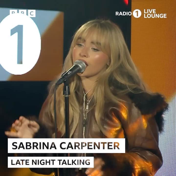 サブリナ・カーペンターのインスタグラム：「late night @bbcradio1 talkinnnn」