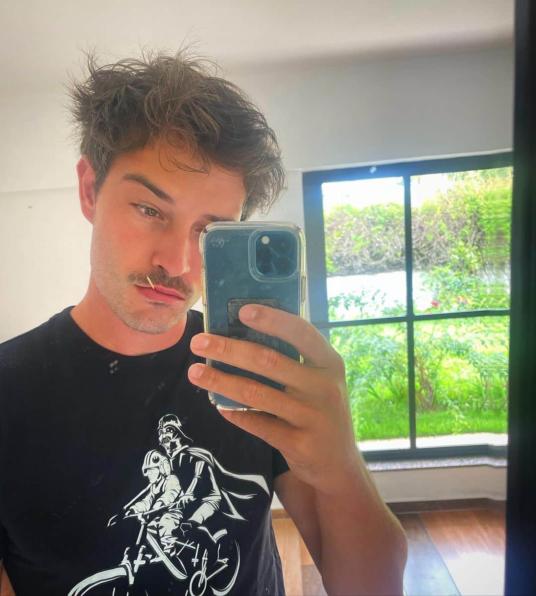 フランシスコ･ラチョースキーのインスタグラム：「Vote with a emoji ————————Keep the mustache👨🏻 Shave the mustache🧑🏻」