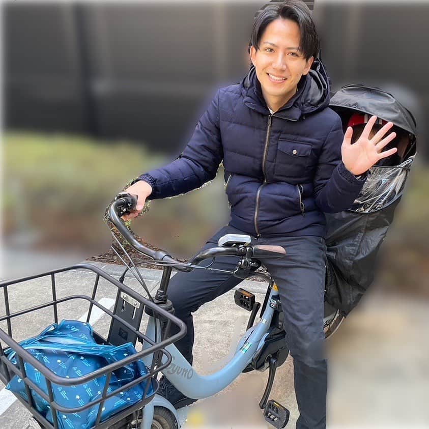 フジテレビアナウンサーのインスタグラム：「. こんにちは！安宅晃樹です！ 私の朝は息子を保育園に送り届けることから始まります！ちなみに息子が「しゅっぱつ、しんこー」と言う前に走り出すと怒られます。  #きょうのフジアナ #安宅晃樹」