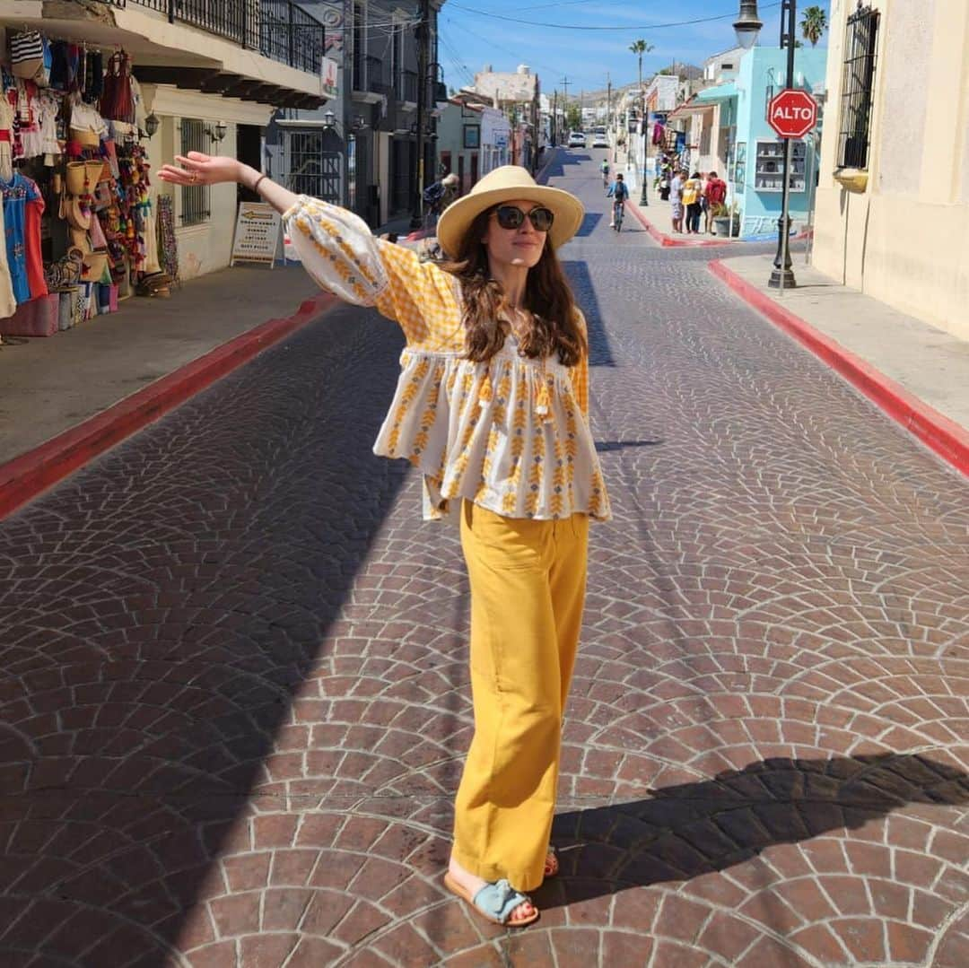 マリーナ・スコーシアーティのインスタグラム：「Goodbye, Cabo! Goodbye, Tracy's birthday. Goodbye, 200th episode. Thank you Chihards for your support. Thank you Tracy for being born. Thank you Cabo for having sun. What a great week!! #cabosanlucas #bajacalifornia #chicagopd #onechicago #cabomexico #mustardpants #resortwear #tropicalvibes #sun #chicagopale #strawhat #vacationclothing #200thepisode #andnowisleep @ancientgreeksandals @dodobaror @tmlbytomorrowland」