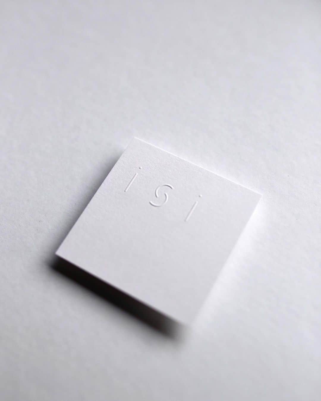 Tomohide Furuyaさんのインスタグラム写真 - (Tomohide FuruyaInstagram)「" isi " . . works/ logo design  shop card  design name card  design Karte  design . . client/ @isi_kobe  . . " 意思"と"意志"２つの意味を持つ"isi"をコンセプトに本日オープンする神戸のヘアーサロン @isi_kobe のロゴデザインなど各デザインを担当しました。 . . オーナーの峯本さんとはずーと知った仲なので嬉しいご依頼ありがとうございます。 . . 神戸の皆様ぜひお立ち寄りください。 . . . 空間設計やデザインのご相談はHPコンタクト、DMなどからご相談下さい。 . . #design #hairsalon #空間設計 #interior #interiordesign #ロゴデザイン #tasworksinc」2月24日 8時58分 - ikko_tasworksinc
