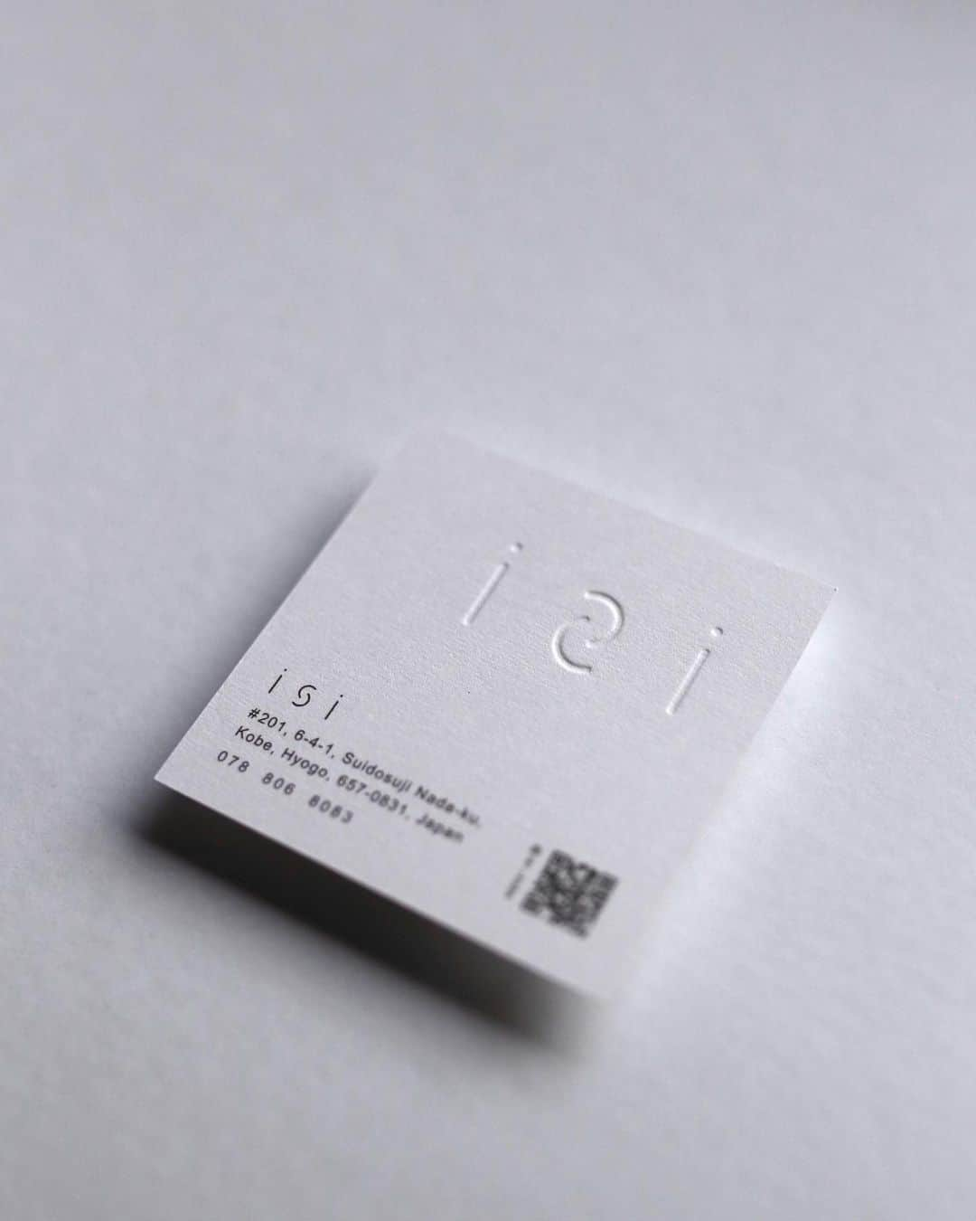 Tomohide Furuyaさんのインスタグラム写真 - (Tomohide FuruyaInstagram)「" isi " . . works/ logo design  shop card  design name card  design Karte  design . . client/ @isi_kobe  . . " 意思"と"意志"２つの意味を持つ"isi"をコンセプトに本日オープンする神戸のヘアーサロン @isi_kobe のロゴデザインなど各デザインを担当しました。 . . オーナーの峯本さんとはずーと知った仲なので嬉しいご依頼ありがとうございます。 . . 神戸の皆様ぜひお立ち寄りください。 . . . 空間設計やデザインのご相談はHPコンタクト、DMなどからご相談下さい。 . . #design #hairsalon #空間設計 #interior #interiordesign #ロゴデザイン #tasworksinc」2月24日 8時58分 - ikko_tasworksinc