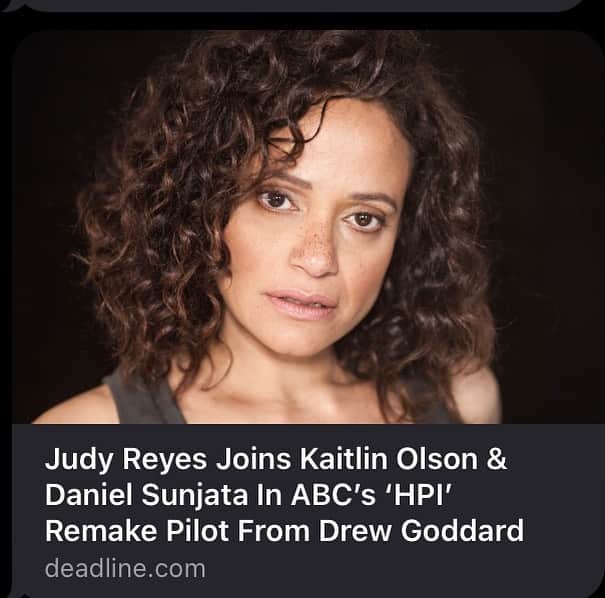のインスタグラム：「EXCLUSIVE: Judy Reyes is set as a series regular opposite Kaitlin Olson and Daniel Sunjata in ABC‘s character-based procedural drama pilot based on TF1’s popular detective series HPI (High Intellectual Potential), from top TV and film writer Drew Goddard and ABC Signature, where Goddard and his Goddard Textiles are based.  Written by Goddard, the untitled HPI remake centers on Morgan (Olson), a single mom with three kids and an exceptional mind who helps solve an unsolvable crime when she rearranges some evidence during her shift as a cleaner for the police department. When they discover she has a knack for putting things in order because of her high intellectual potential she is brought on as a consultant to work with a by-the-book seasoned detective, Karadec (Sunjata), and together they form an unusual and unstoppable team.  Reyes will play Selena Soto.  In addition to Olson and Sunjata, series regular cast also includes Javicia Leslie as Daphne and Deniz Akdeniz as Lev “Oz” Osman.  In the original French series Haut Potentiel Intellectuel (HPI), created by Alice Chegaray-Breugnot, Stéphane Carrié and Nicolas Jean, the leads were played by Audrey Fleurot and Mehdi Nebbou.  Goddard and Sarah Esberg executive produce the ABC adaptation for Goddard Textiles; Rob Thomas, who serves as showrunner, and Dan Etheridge for Spondoolie Productions; and Pierre Laugier and Anthony Lancret for Itinéraire Productions, a UGC company. Alethea Jones is director and executive producer. Olson serves as producer.  Known for her work on Scrubs, Devious Maids and Claws, Reyes was recently seen in Birth/Rebirth, the AMC/Shutter film that premiered this year at Sundance. Up next, Reyes can be seen in recurring roles in Season 2 of the Peacock anthology series Dr. Death and in Amazon’s The Horror of Dolores Roach. On the film side, she’ll next be seen in a lead role in New Line’s Turtles All The Way Down for HBO Max. Most recently, she starred on the big screen in Paramount’s Smile. Reyes is repped by Buchwald, ATA Management, and Franklin, Weinrib, Rudell & Vassallo LLP.」
