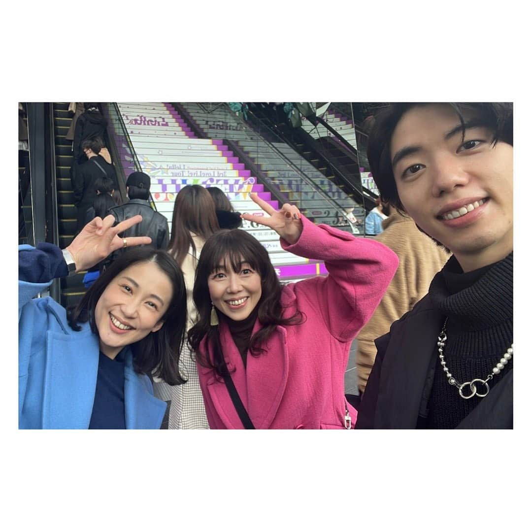 大月さゆさんのインスタグラム写真 - (大月さゆInstagram)「⁡ ⁡ 久しぶりに会えるから ちょっとドキドキなんてしてたのに 会った瞬間笑い崩れた キキララコーデ⭐️ ⁡ ⁡ 「シャボン玉とんだ…🫧」あれから3年。 ゆうあんちゃんとおカヨの愛の巣に尋ねてくる3人は相変わらずでした。 ⁡ ⁡ #笑いのセンス高すぎな2人 #相川忍 さん #松野乃知 さん #上がる😆」2月24日 9時21分 - sayuotsuki_official