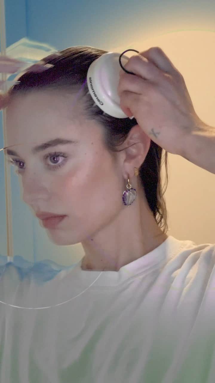 SONYA ESMANのインスタグラム：「ok PAUSE- if you have a dry scalp, you NEED to start using a scalp oil before you shampoo 🤍 trust me. @myceremonia is a relatively new haircare brand that makes the loveliest and ✨best✨ smelling hair products on the planet (and I’m not just saying that).. just ask my cat 🥲 found on @fromthelobby」
