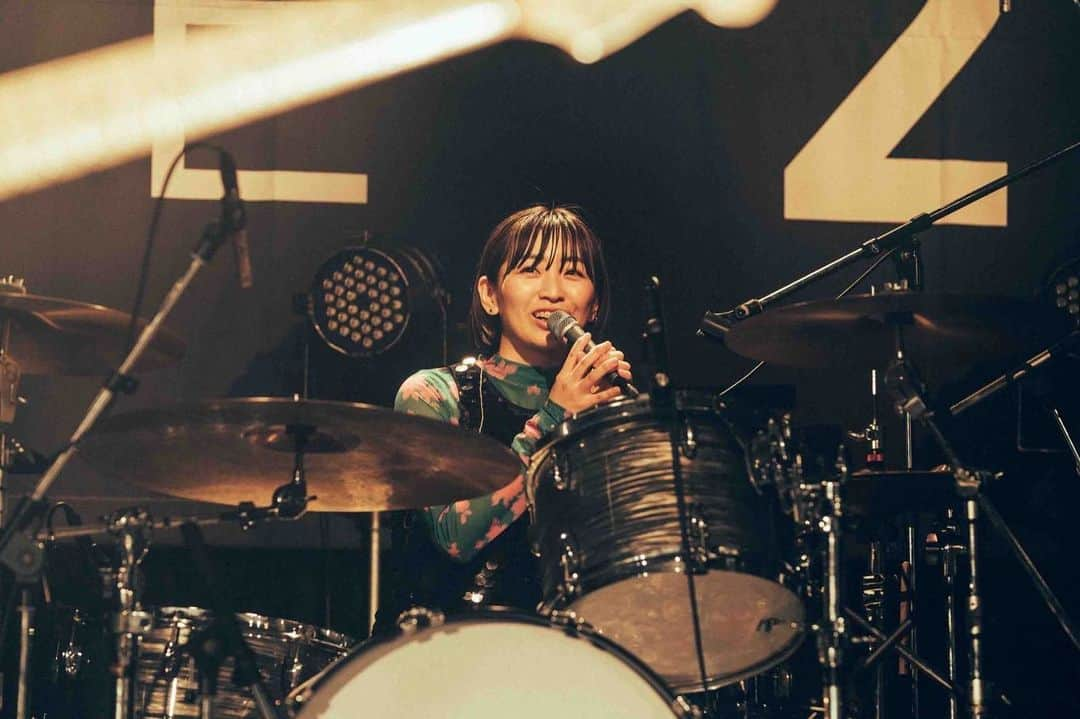 歌川菜穂さんのインスタグラム写真 - (歌川菜穂Instagram)「. 2023.02.22.恵比寿LIQUIDROOM  今回はドラムが3人入れ替わる異例のワンマンだったんですけど、 2人とも私のセッティング一切変えずに「そのままでええで〜」って言ってくれたのです。  人柄もドラムもなんて男らしい方達なのだろう リハからずっと刺激もらいっぱなしでした。  感謝と尊敬。 吉田さん @yoshidakun_dr  ホリエくん @horiechang  本当にありがとうございました🥹ビッグラブ💖  実は自分の出番前、舞台袖でコーラスしてました。天の声に気づいた人いたかな(画像8枚目)  待っていてくれたメンバーもみなさまも 本当にありがとう。  THE 2、今年もガンガンいっちゃいましょ☝️  📸　@orz_____rio」2月24日 9時54分 - utagawanao