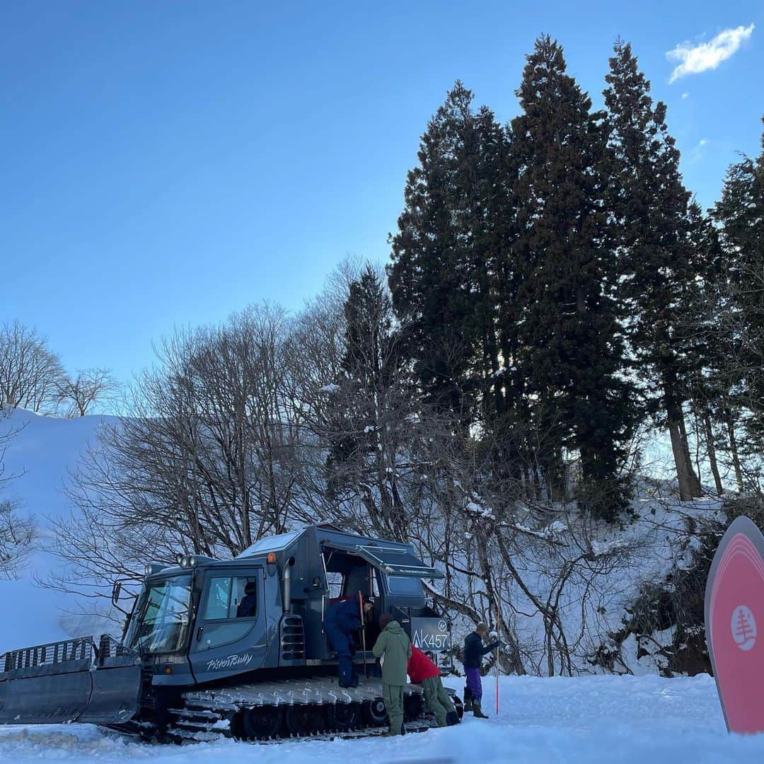 駿河太郎さんのインスタグラム写真 - (駿河太郎Instagram)「急遽、敢行した 2泊3日の新潟妙高の旅 最終日は @masanori_takeuchi_  さん率いる、最高にプロフェッショナルcrewによる @hikarigaharacattours   ご近所のショップ @brine.jp のプライベートツアー  疲れ果てて、写真がない…🙄  にしても 素敵な3日間となりました  一緒に滑ってくれた方 お会いした皆様 ありがとうございました  special thanks  @cocco_takeuchi  @moe.0421」2月24日 10時22分 - tarosleepydog