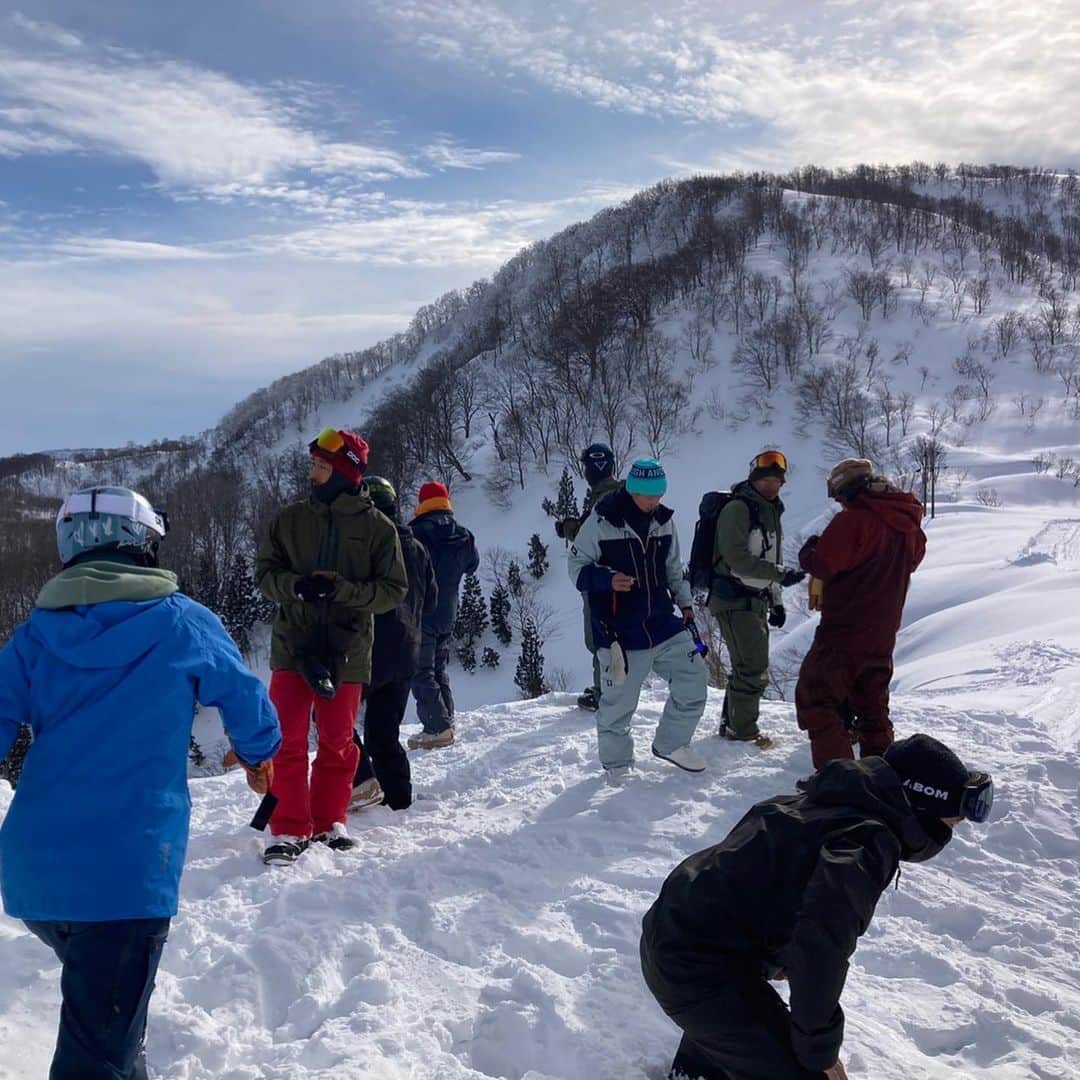 駿河太郎さんのインスタグラム写真 - (駿河太郎Instagram)「急遽、敢行した 2泊3日の新潟妙高の旅 最終日は @masanori_takeuchi_  さん率いる、最高にプロフェッショナルcrewによる @hikarigaharacattours   ご近所のショップ @brine.jp のプライベートツアー  疲れ果てて、写真がない…🙄  にしても 素敵な3日間となりました  一緒に滑ってくれた方 お会いした皆様 ありがとうございました  special thanks  @cocco_takeuchi  @moe.0421」2月24日 10時22分 - tarosleepydog